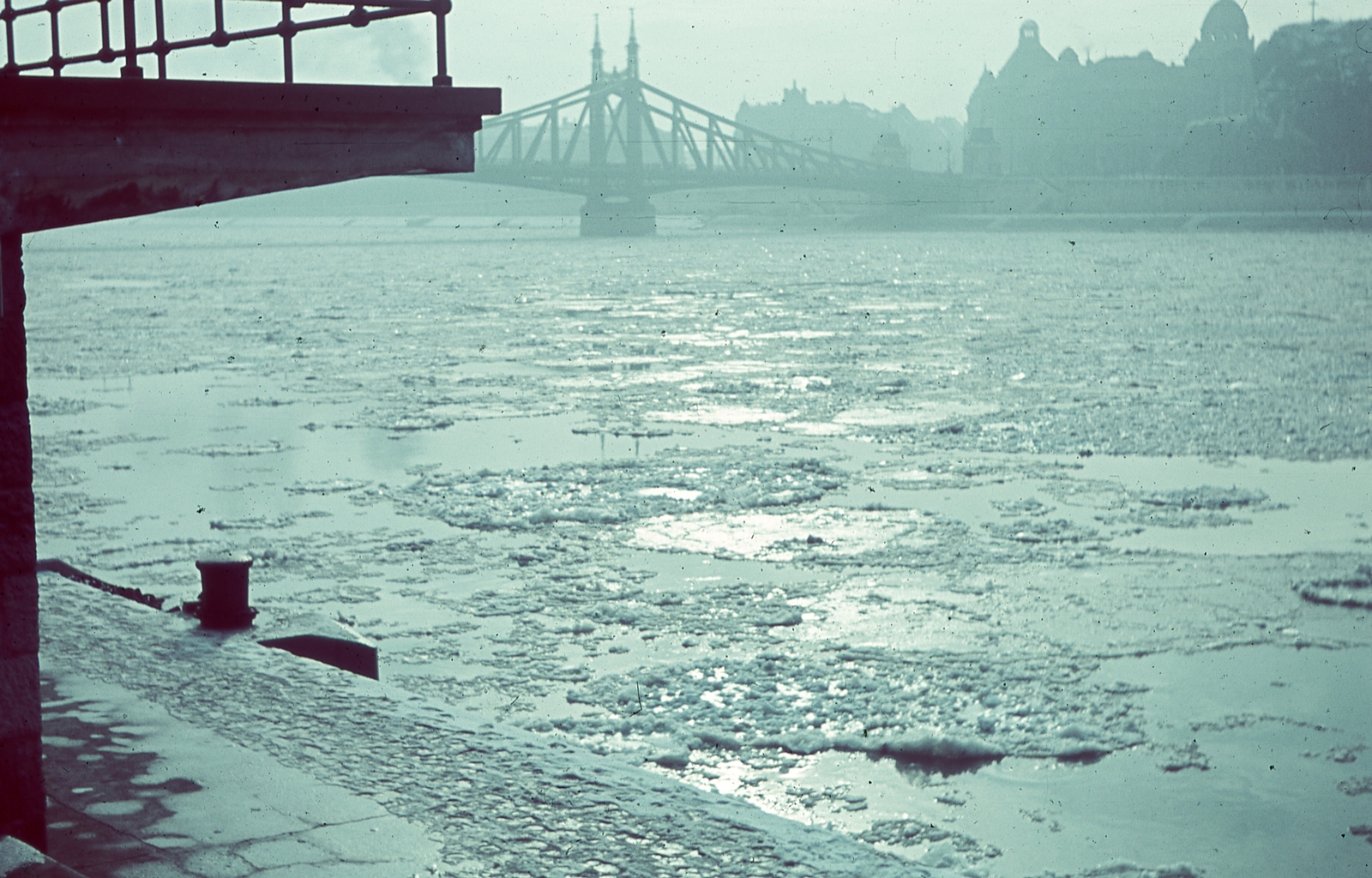 Magyarország, Budapest V., a Szabadság (Ferenc József) híd és a Gellért szálló a Belgrád (Ferenc József) rakpart felől nézve., 1943, Ember Károly dr., tél, színes, jégzajlás, Budapest, Feketeházy János-terv, híd, Fortepan #40883