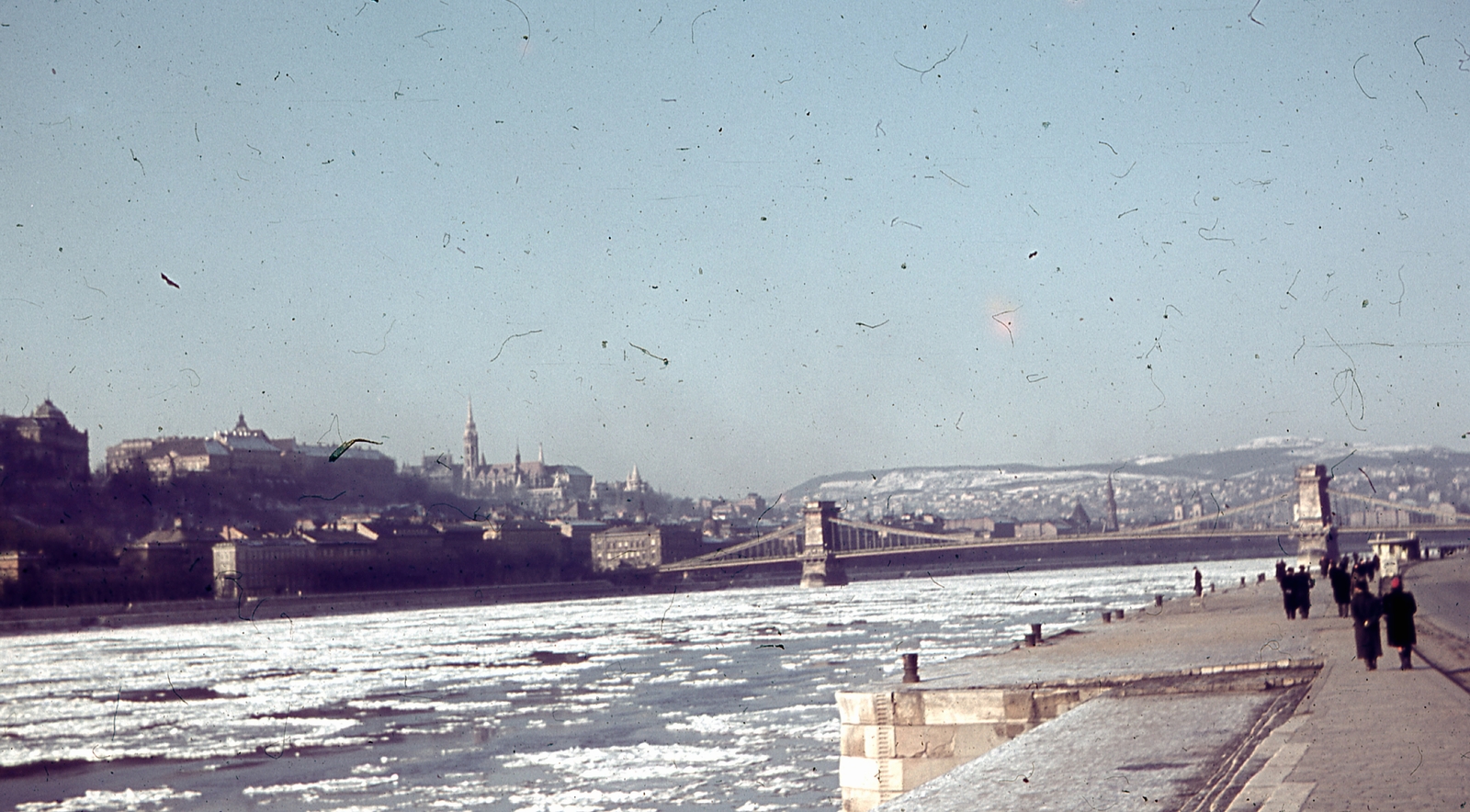 Magyarország, Budapest V., pesti alsó rakpart, panoráma a Széchenyi Lánchíddal., 1943, Ember Károly dr., tél, színes, jégzajlás, Budapest, függőhíd, William Tierney Clark-terv, híd, Fortepan #40884