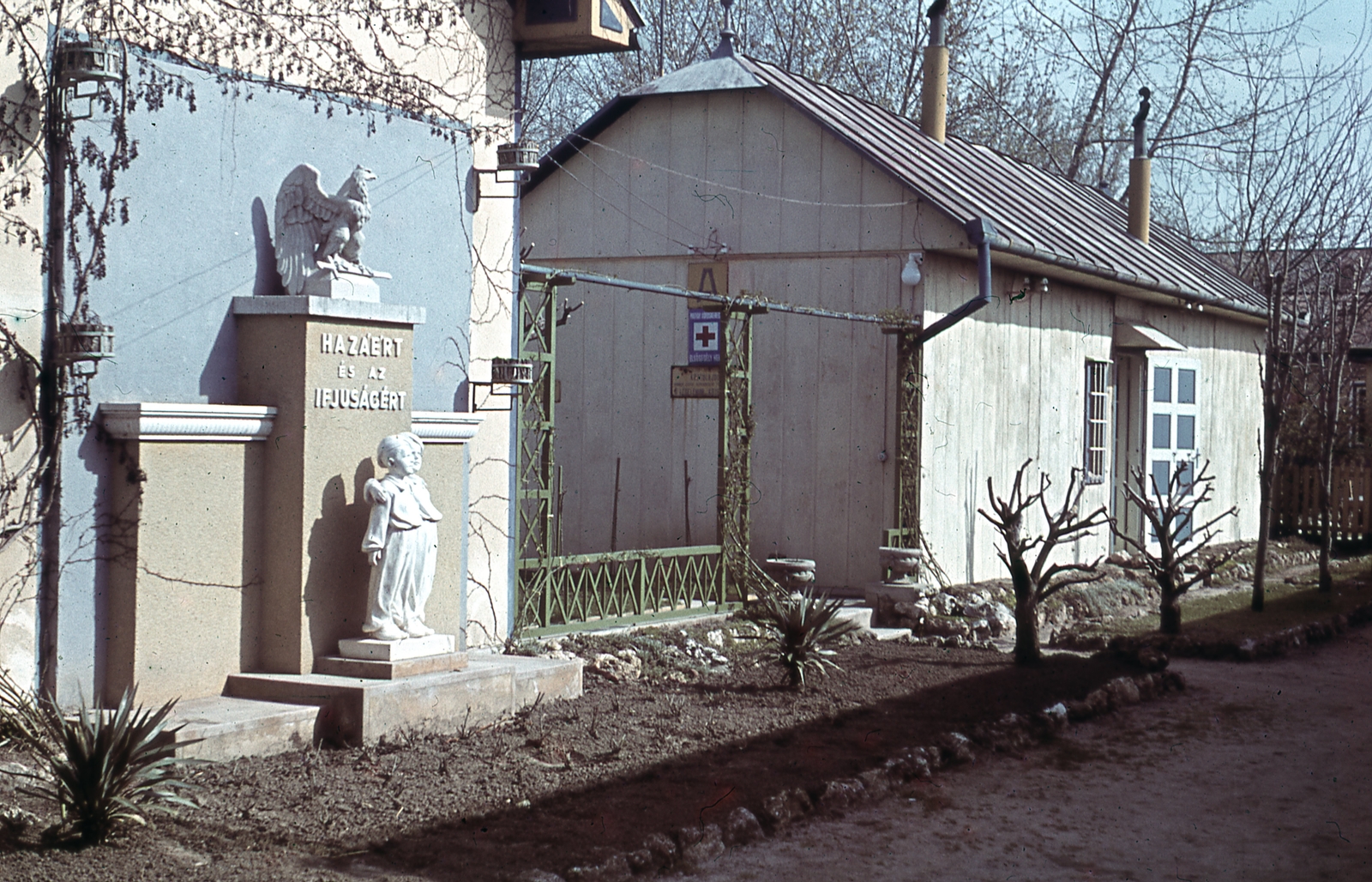Hungary,Lake Balaton, Siófok, MAC klubház kertje., 1944, Ember Károly dr., sculpture, monument, Turul sculpture, Fortepan #40898