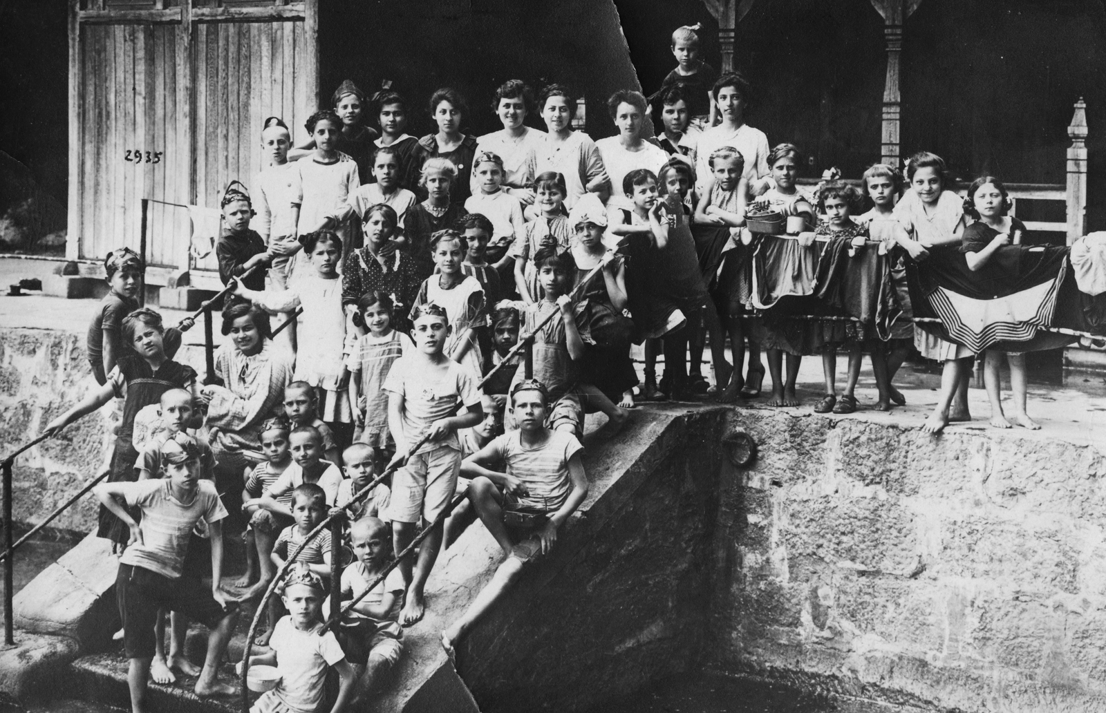 Horvátország, Adria, Abbázia, 1918, SK, fürdőruha, nők, fürdőzés, öltözőkabin, lépcső, nyár, gyerekek, vízpart, lépcsőn ülni, Fortepan #40908