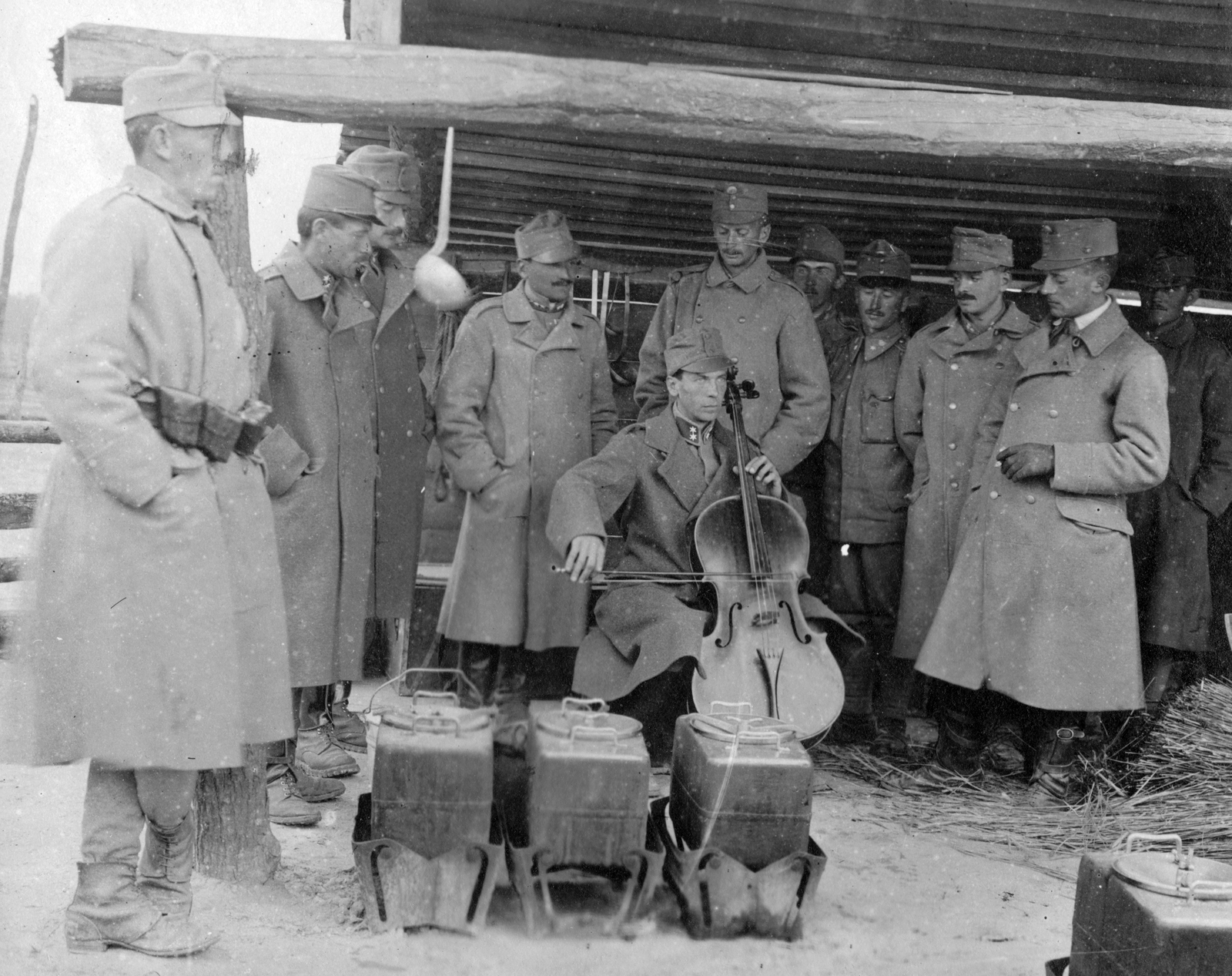 Első világháború, Kerpely Jenő gordonkaművész a fronton., 1915, SK, celebrity, First World War, musical instrument, Fortepan #40912