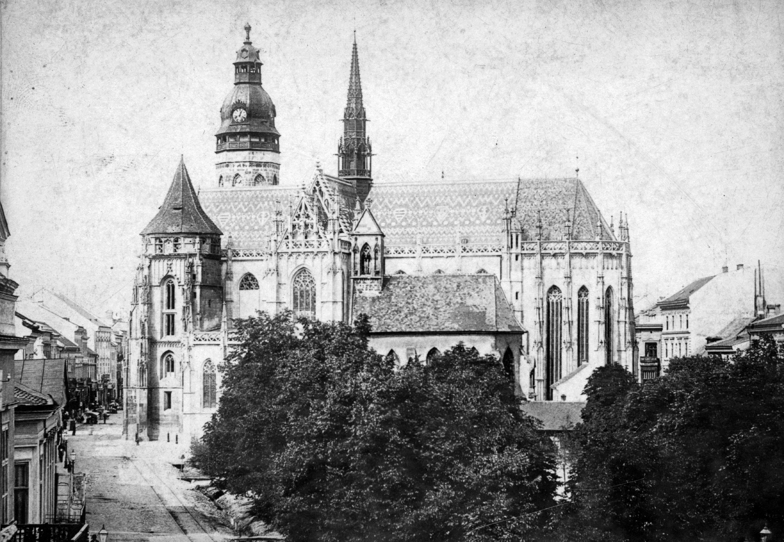 Slovakia, Košice, Szent Erzsébet-főszékesegyház (Dóm), előtte a Szent Mihály-templom a Fő utca (Hlavné) egyik házából nézve., 1900, SK, church, architecture, tram, Catholic Church, chapel, gothic, Cathedral, Fortepan #40939