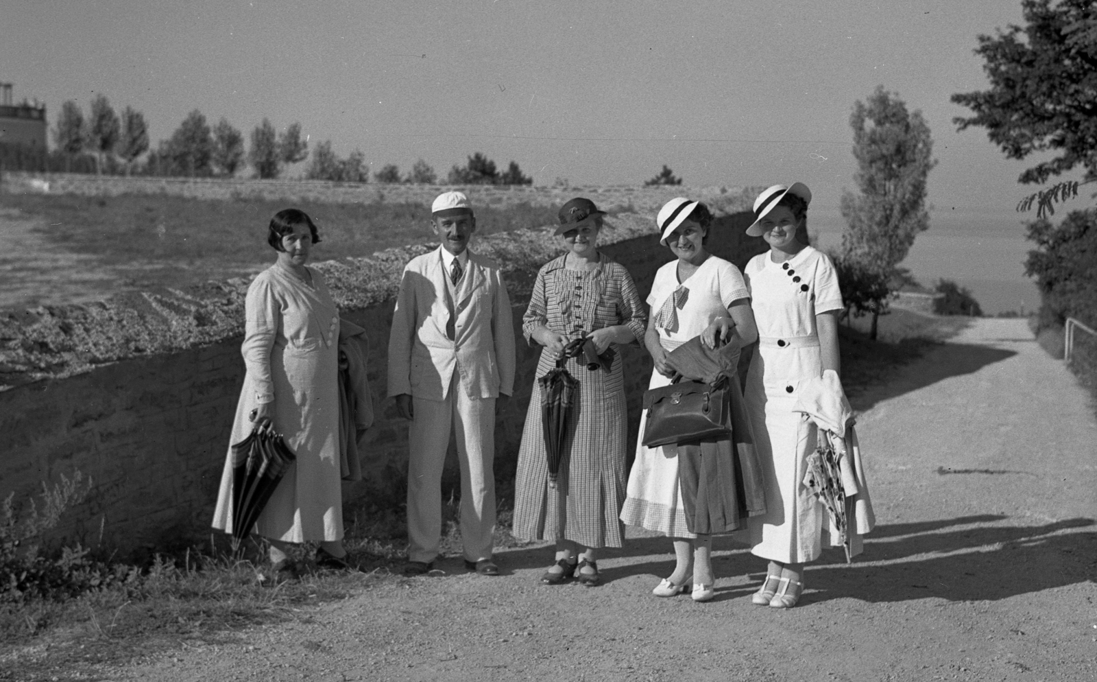 Hungary,Lake Balaton, Tihany, Visszhang utca., 1936, Rados Tamás OSB, fashion, hat, sunshades, gloves, briefcase, companionship, lady, summer dresses, Fortepan #40969