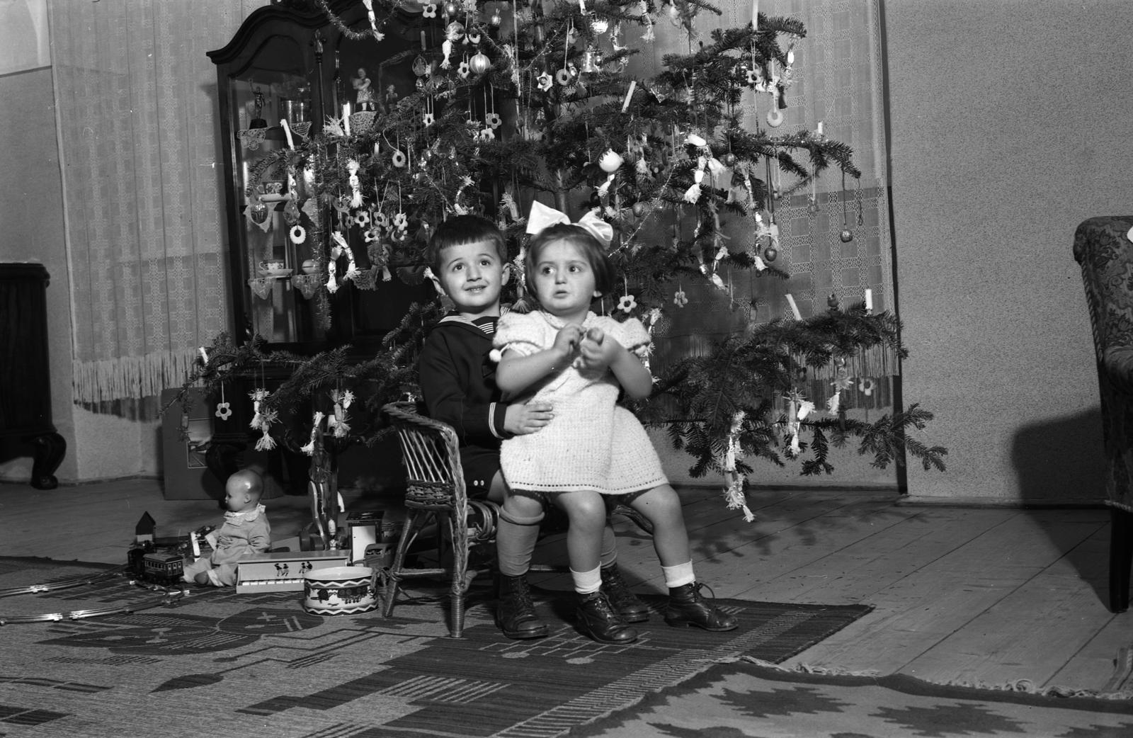 1942, Rados Tamás OSB, Christmas, kid, toy doll, present, toy, fondness, wicker chair, carpet, Fortepan #40971
