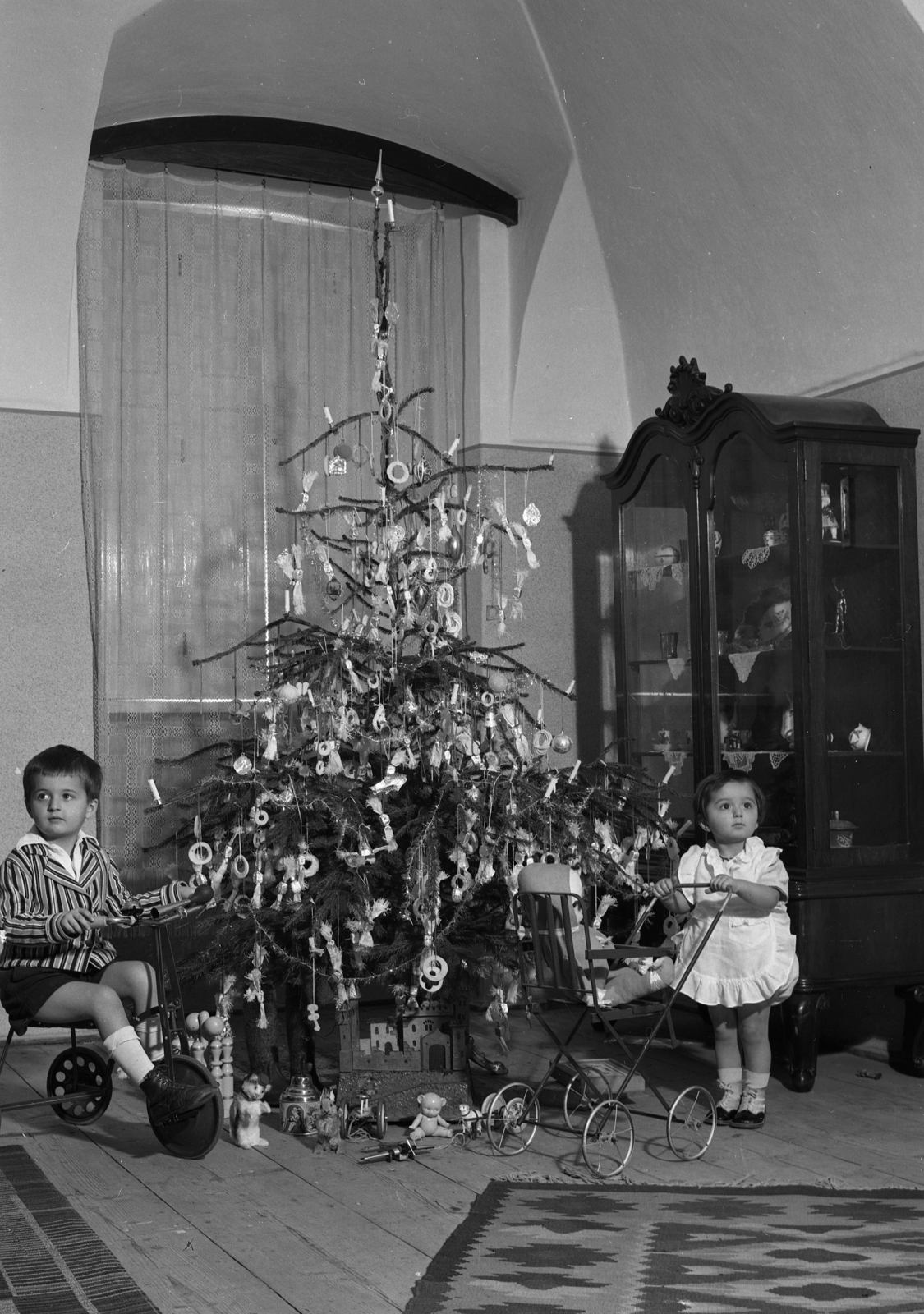 1942, Rados Tamás OSB, bicycle, Christmas, kid, present, christmas tree, baby carriage, toy, Fortepan #40977