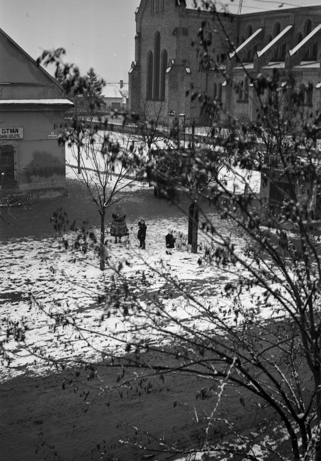 Magyarország, Bátaszék, Szent István tér, római katolikus templom., 1943, Rados Tamás OSB, templom, népviselet, Fortepan #40979