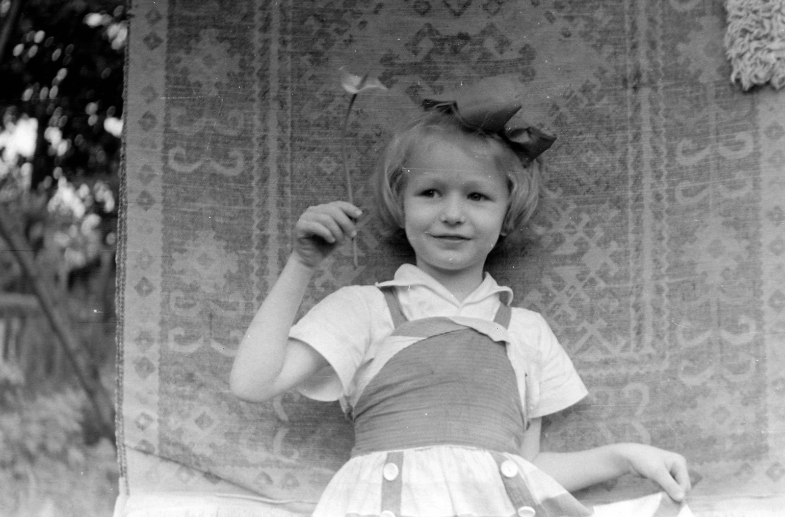 1954, Fortepan, portrait, carpet, girl, flower, ribbon, Fortepan #4099