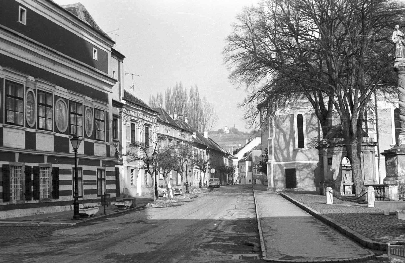 Hungary, Kőszeg, Jurisics tér, balra a Városháza, jobbra a Szent Imre-templom és a Mária-oszlop., 1986, Baráth Endre, street view, Fortepan #40999