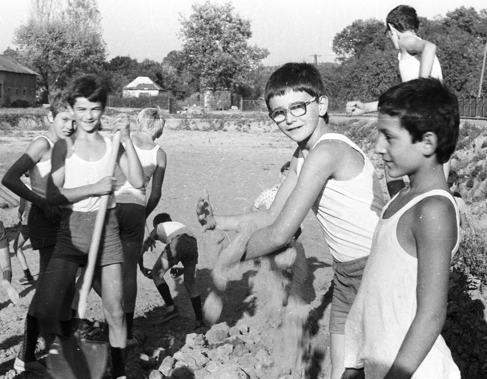 Magyarország, Kőszeg, MÁV Nevelőintézet, a csónakázótó építése., 1980, Baráth Endre, tó, építkezés, szemüveg, gyerekek, Fortepan #41002