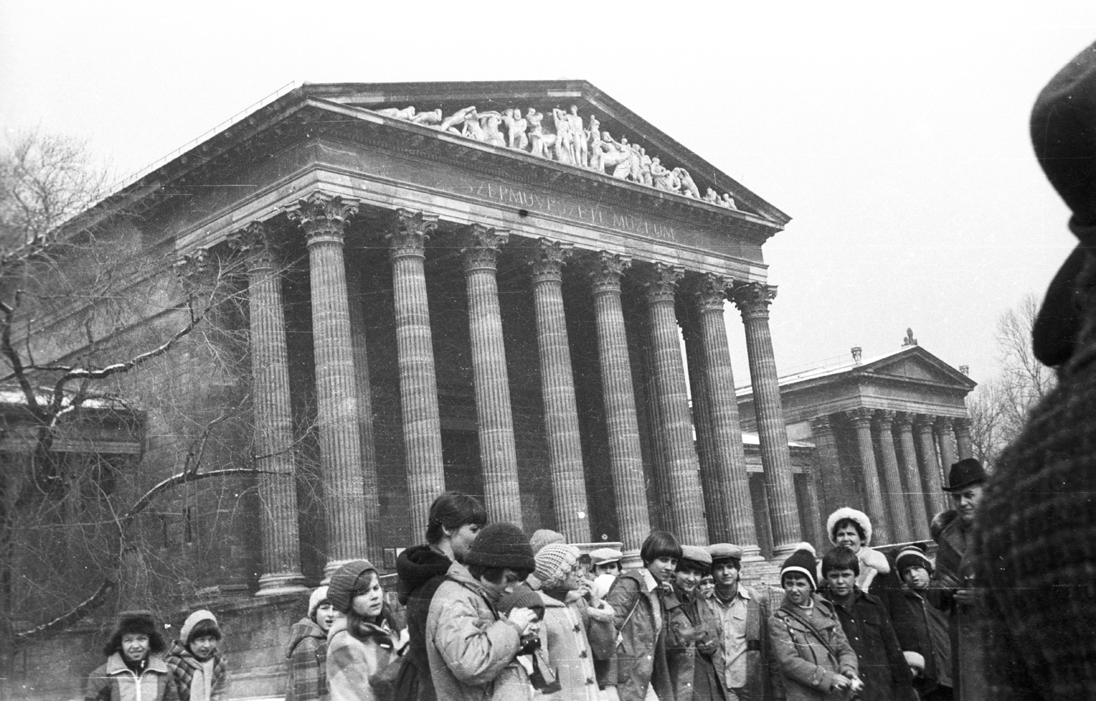 Magyarország, Budapest XIV., Hősök tere, Szépművészeti Múzeum., 1980, Baráth Endre, múzeum, osztálykirándulás, eklektikus építészet, Budapest, Schickedanz Albert-terv, neoklasszicizmus, Herzog Fülöp Ferenc-terv, Fortepan #41003
