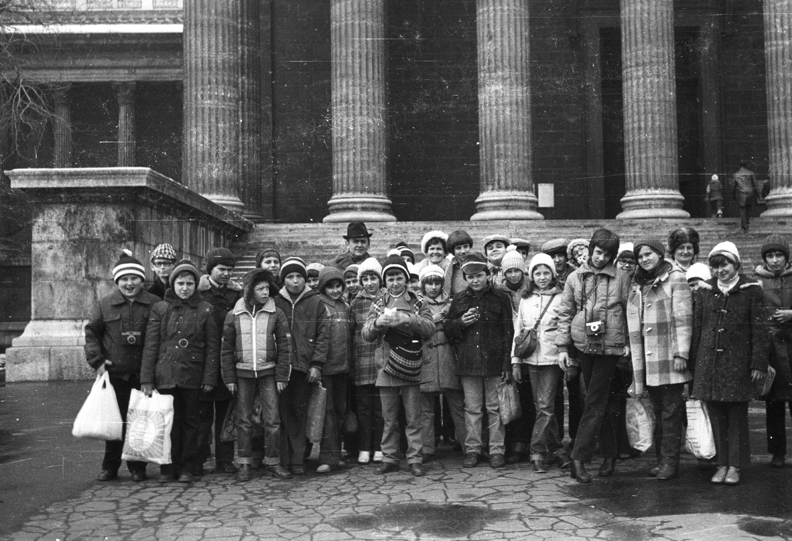 Magyarország, Budapest XIV., Hősök tere, Szépművészeti Múzeum., 1980, Baráth Endre, osztálykép, fényképezőgép, osztálykirándulás, Budapest, Fortepan #41005