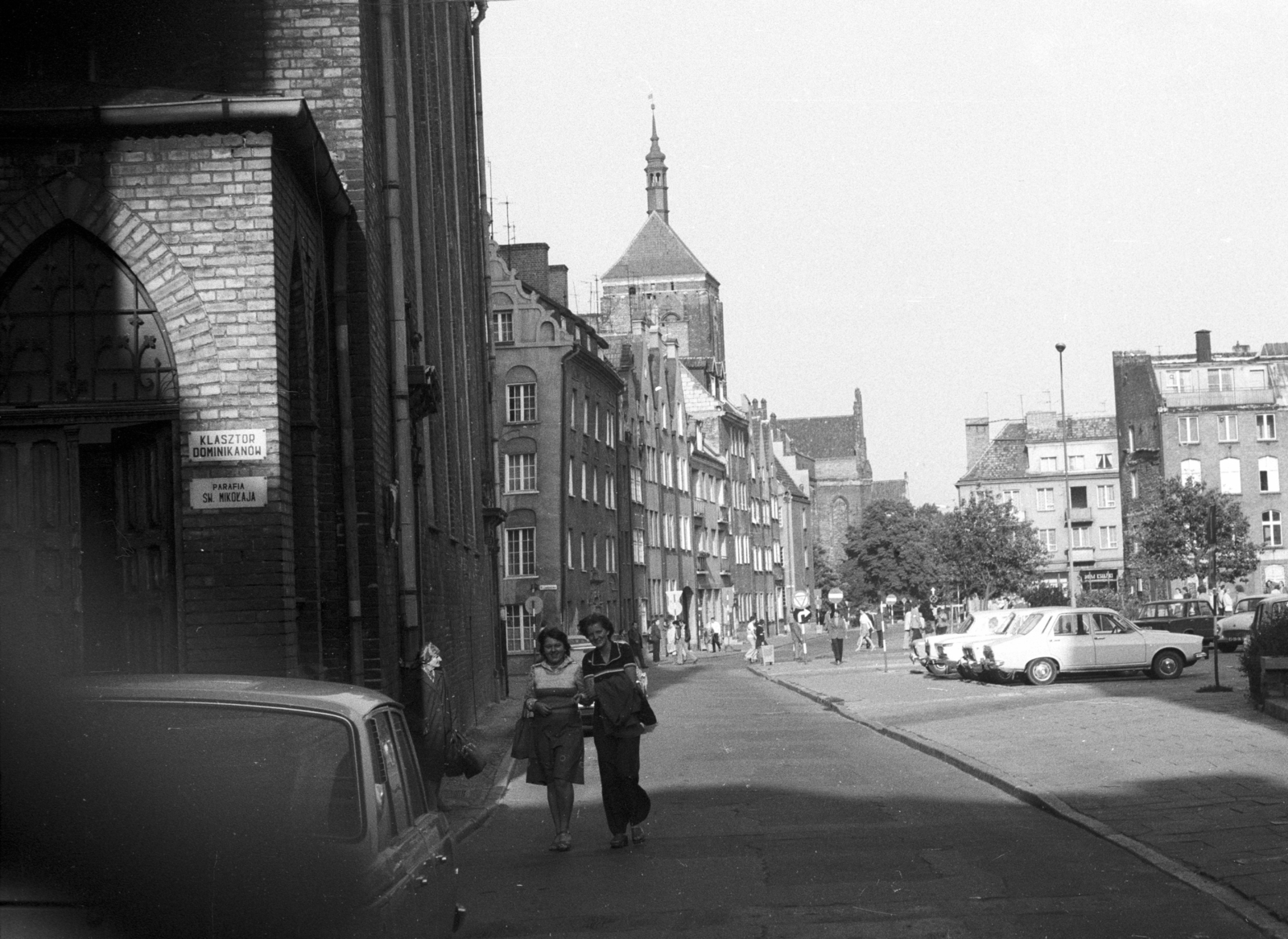 Poland, Gdańsk, ulica Swietojanska, balra a Szent Miklós-templom., 1978, Fortepan, street view, genre painting, Renault-brand, automobile, monastery, Dominican Order, Fortepan #41013