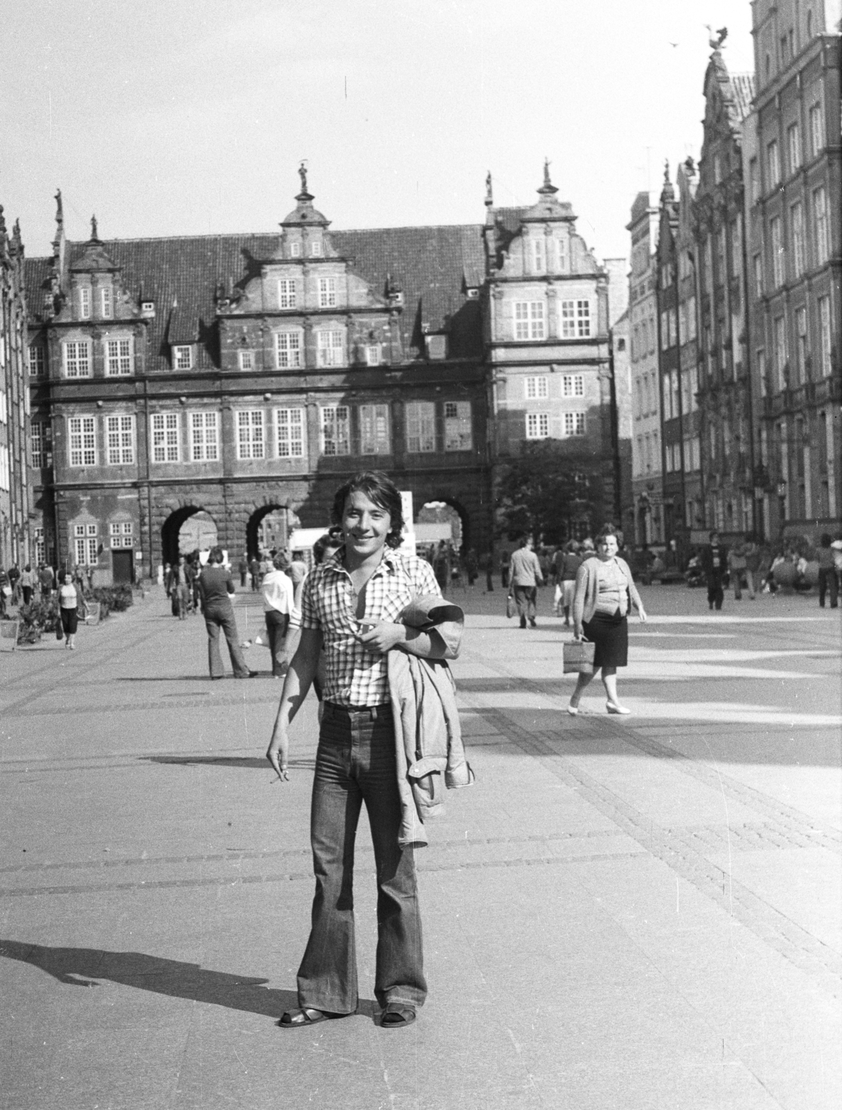 Poland, Gdańsk, Zöld Kapu (Brama Zielona)., 1978, Fortepan, portrait, gate, street view, genre painting, man, Regnier van Amsterdam-design, Hans Kramer-design, Mannerist, coat draped over arm, flared trousers, Fortepan #41015