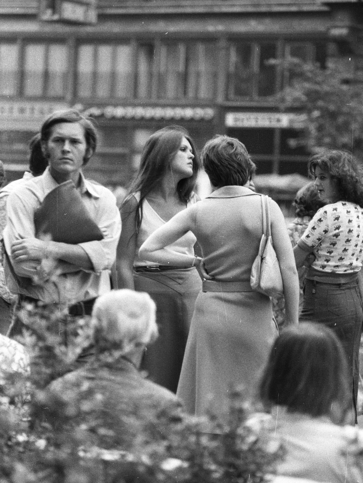 Hungary, Budapest V., Ferenciek tere (Felszabadulás tér), buszmegálló a Jégbüfé előtt, háttérben az 1. számú ház., 1979, Fortepan, Budapest, sideburns, Fortepan #41042