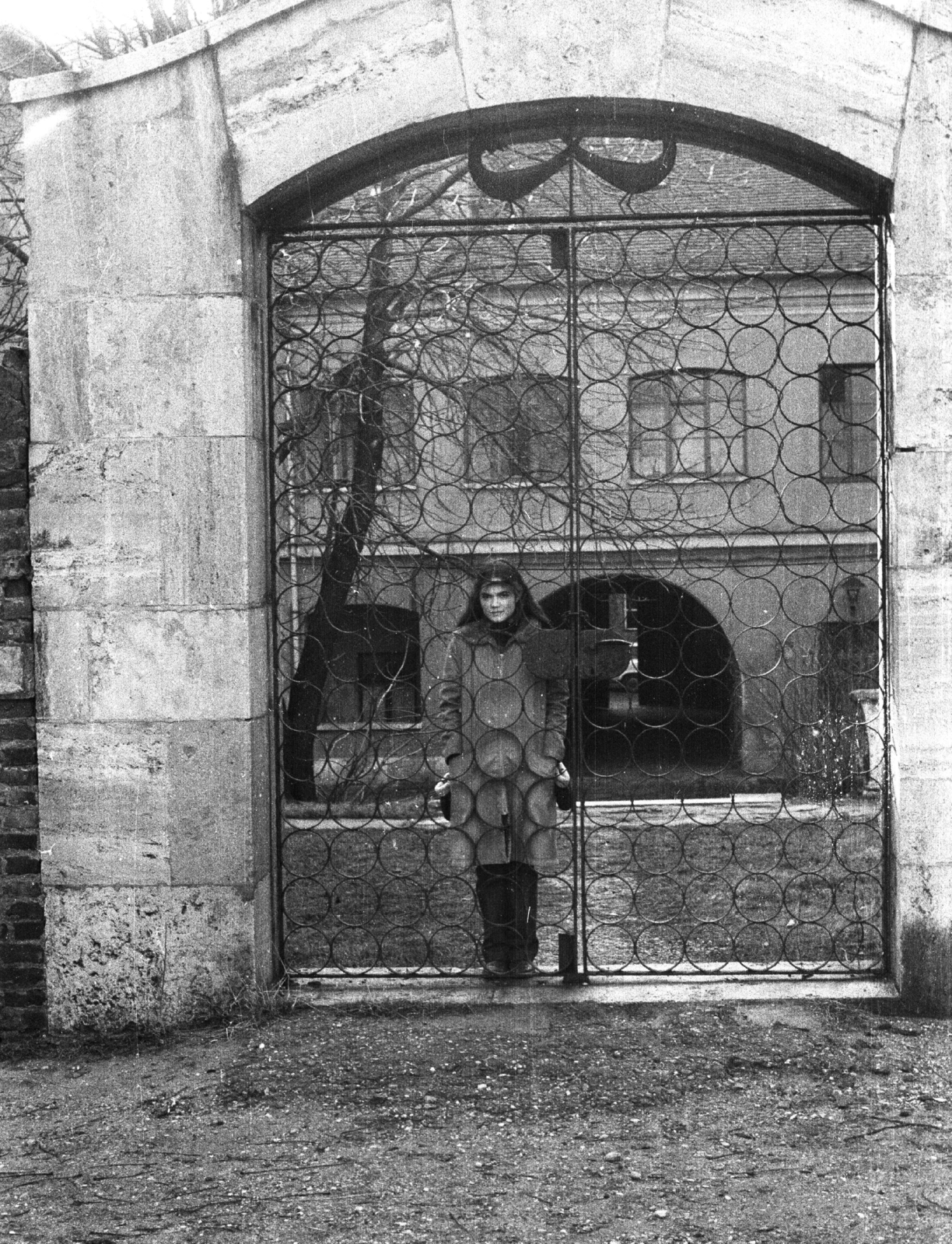 Magyarország, budai Vár, Budapest I., Babits Mihály sétány. A Táncsics Mihály utca 21-23. alatti volt Zichy palota sétány felőli kapuja., 1980, Fortepan, Budapest, Fortepan #41061