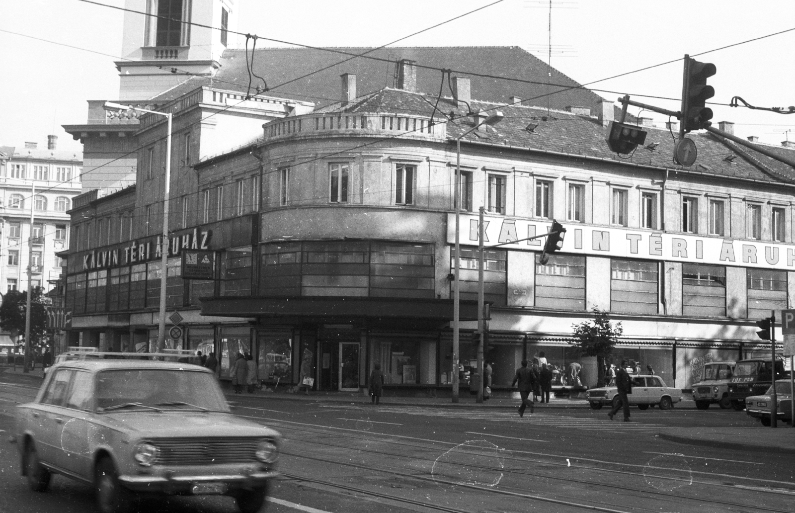 Hungary, Budapest IX., Kálvin tér - Lónyay (Szamuely) utca sarok, Kálvin téri áruház., 1983, Fortepan, sign-board, signal, Lada-brand, Budapest, Fortepan #41067