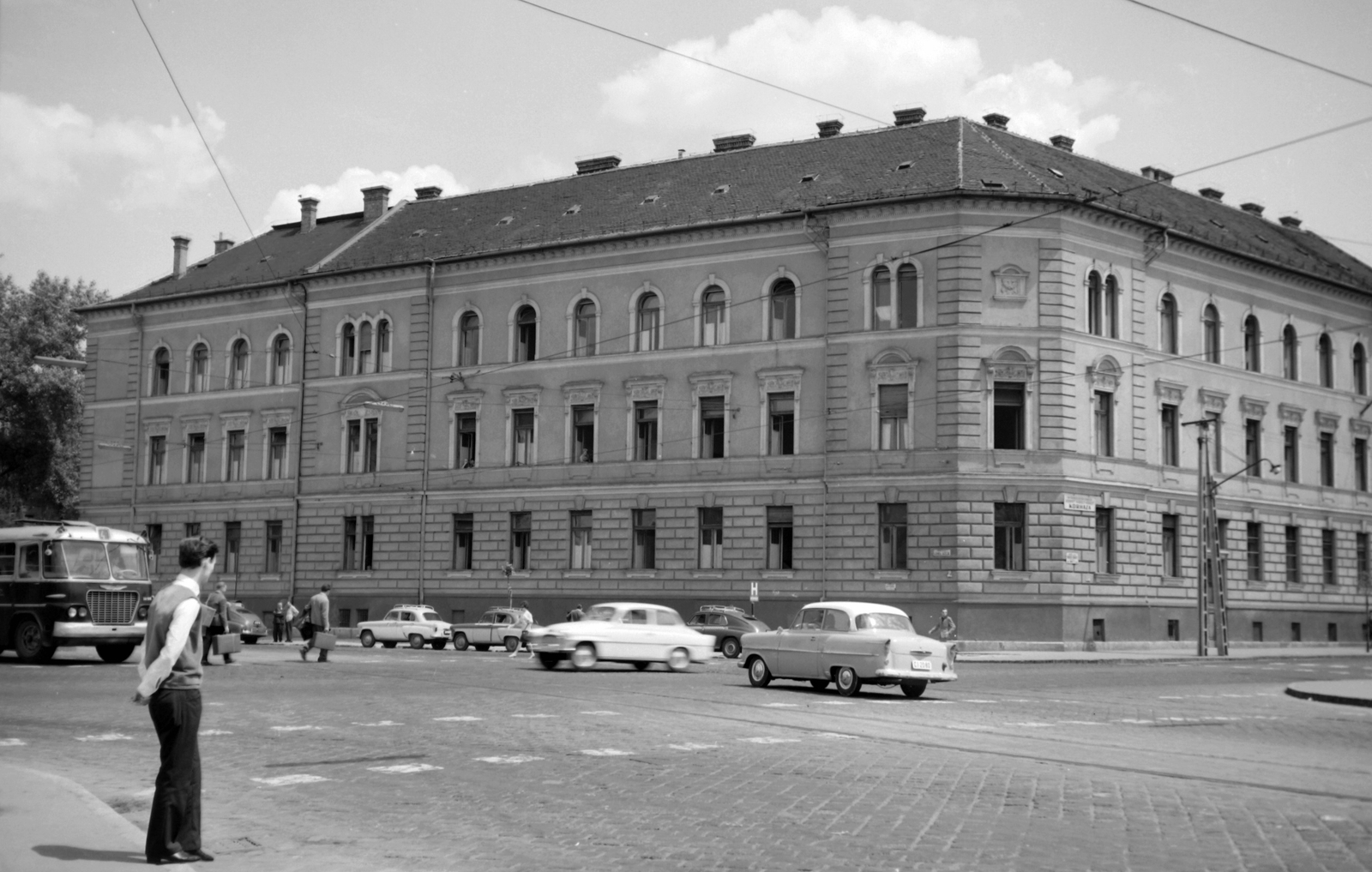 Hungary, Budapest XIII., Róbert Károly körút - Lehel utca kereszteződés, Róbert Károly körúti Kórház., 1964, Angyalföldi Helytörténeti Gyűjtemény, transport, traffic, bus, Opel-brand, Hungarian brand, medical institution, street view, Ikarus-brand, Ikarus 620, automobile, Budapest, Fortepan #41089