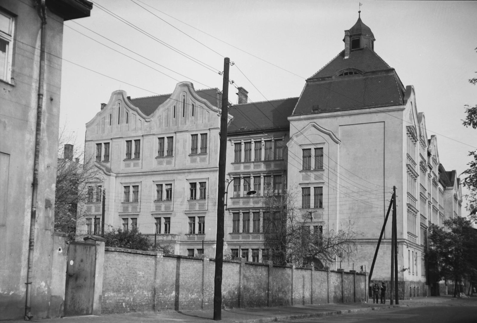 Hungary, Budapest XIII., Tutaj utca a Pannónia utca felé nézve, háttérben a Sallai Imre (később Pannónia) Általános iskola., 1964, Angyalföldi Helytörténeti Gyűjtemény, school, architecture, Budapest, Fortepan #41090