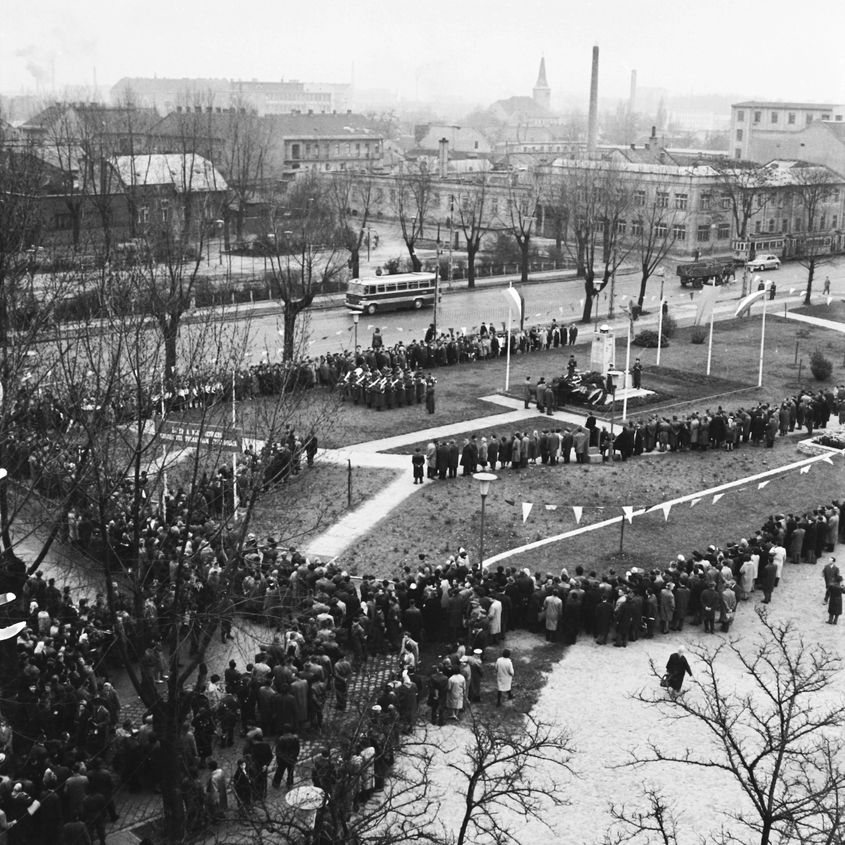 Hungary, Budapest XIII., Béke tér, Szovjet emlékmű (Mayer /Meyer/ Sándor)., 1964, Angyalföldi Helytörténeti Gyűjtemény, bus, mass, monument, picture, Budapest, Fortepan #41094