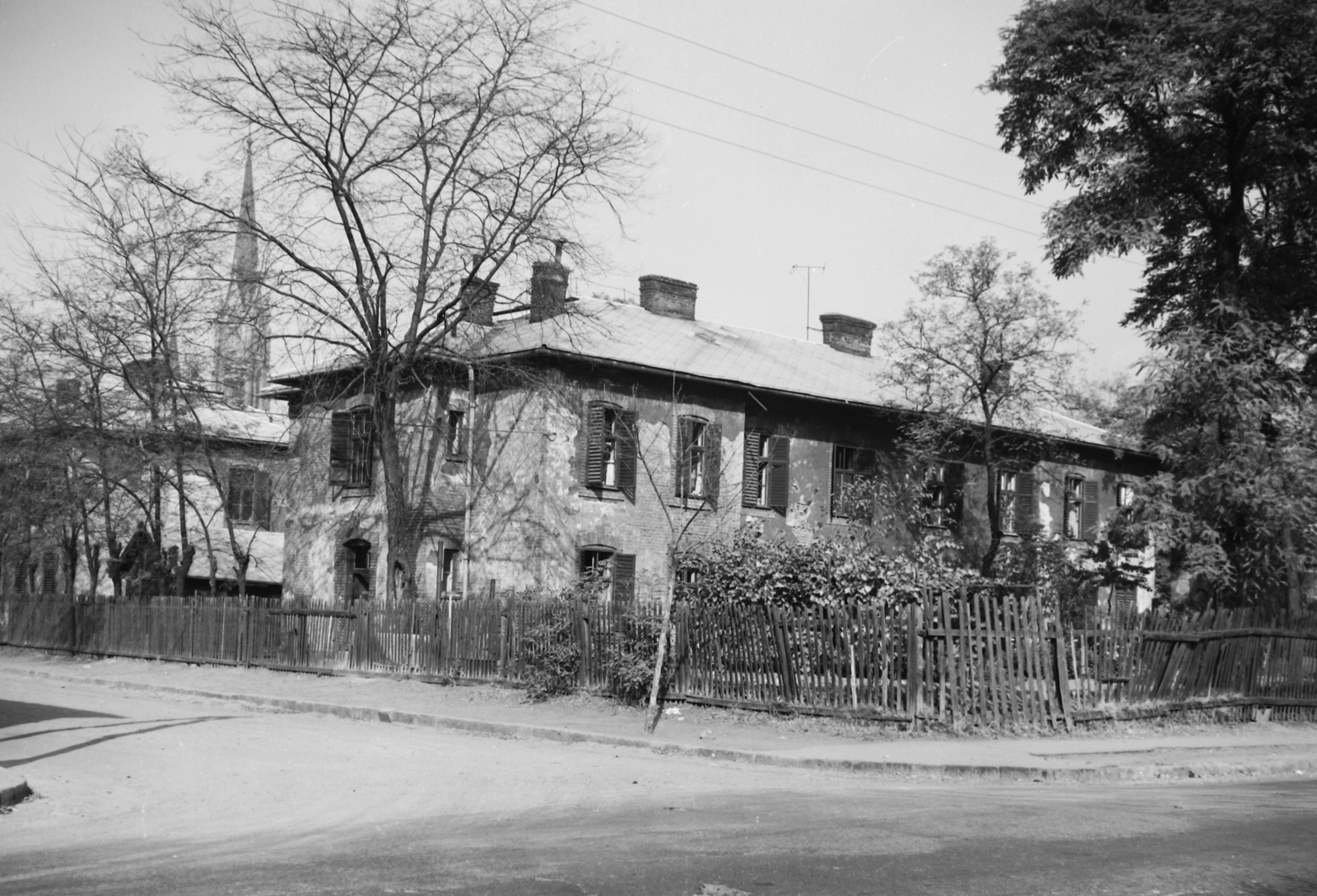 Magyarország, Budapest XIII., Botond utca és Tüzér utca sarok, Kilencház (Malomházak) munkáslakás telep. Háttérben a Huba utcai templom tornya látszik., 1964, Angyalföldi Helytörténeti Gyűjtemény, Budapest, Fortepan #41103