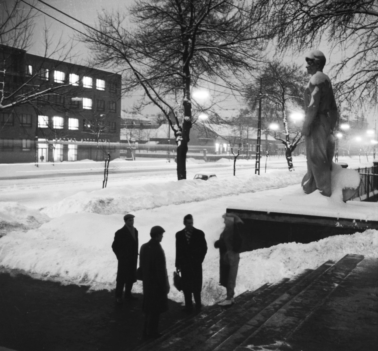 Hungary, Budapest XIII., Váci út a Magyar Hajó- és Darugyár bejáratától a Szobor utca felé nézve., 1964, Angyalföldi Helytörténeti Gyűjtemény, winter, snow, sculpture, night, Budapest, Fortepan #41117