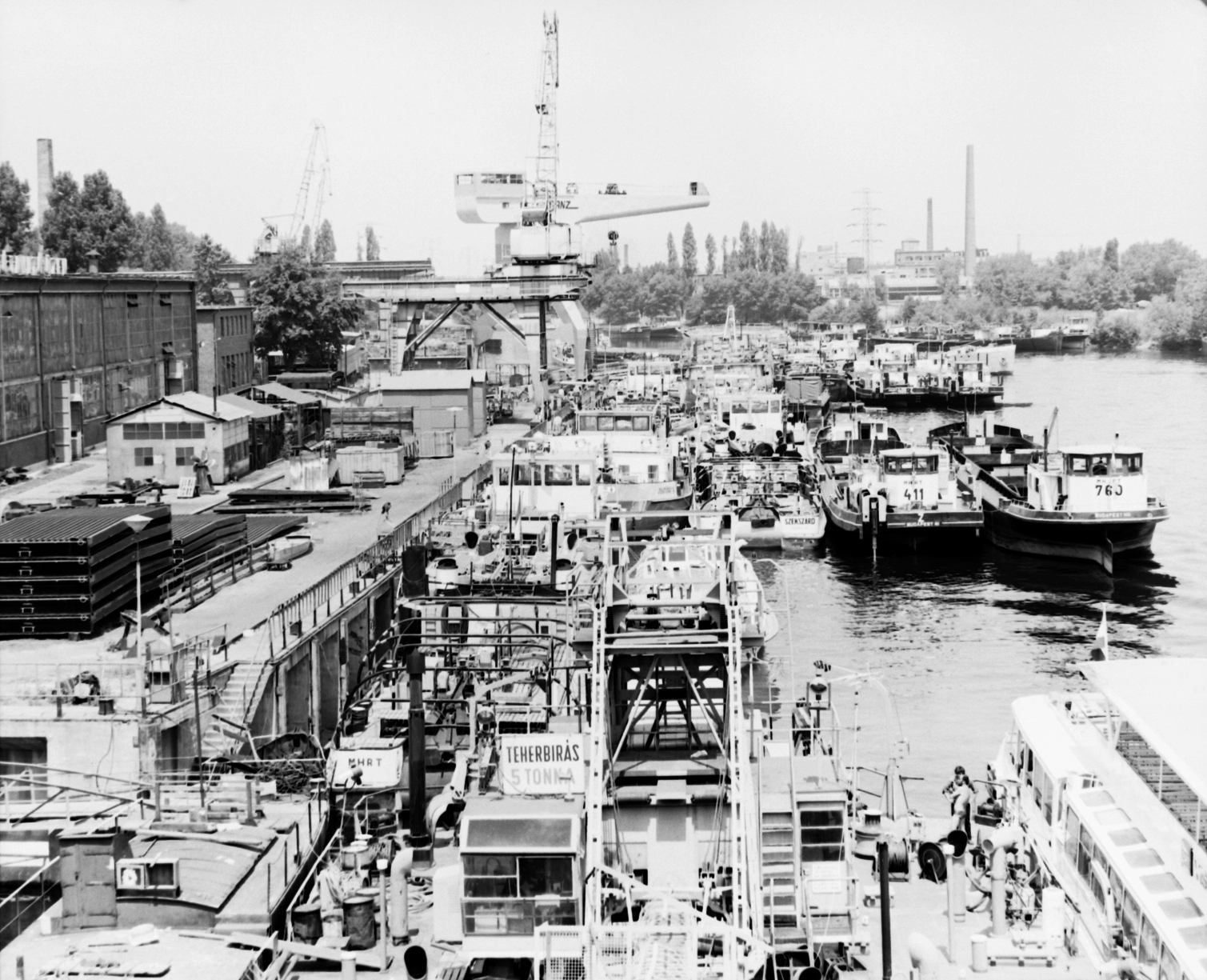 Hungary, Budapest IV., Népsziget, MHRT újpesti hajójavító üzeme., 1964, Angyalföldi Helytörténeti Gyűjtemény, ship, crane, port, shipbuilding industry, 411 Z ship, Szekszárd ship, Budapest, Fortepan #41120