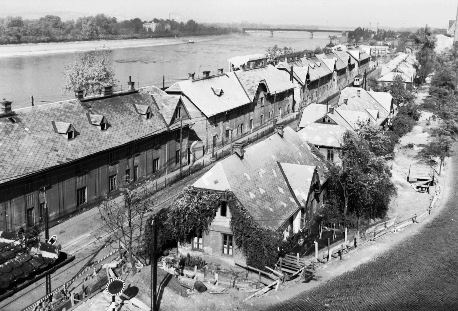 Magyarország, Budapest XIII., Újpesti rakpart, a Pozsonyi út folytatása. A Duna-ág túlpartján a Margit-sziget, szemben a Nagyszálló. Távolabb az Árpád híd., 1970, Angyalföldi Helytörténeti Gyűjtemény, Budapest, sínpálya, Fortepan #41122