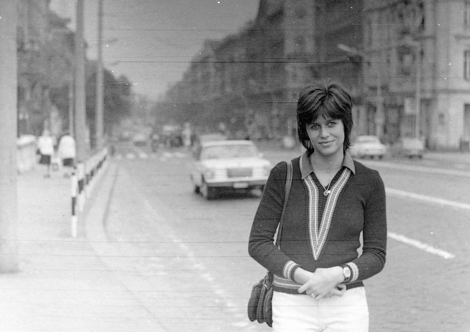 Hungary, Budapest V.,Budapest XIII., a Szent István körút a Margit hídról fényképezve., 1979, Fortepan, portrait, fashion, traffic, Gerrman brand, smile, Mercedes-brand, woman, necklace, bag, automobile, Budapest, Fortepan #4113