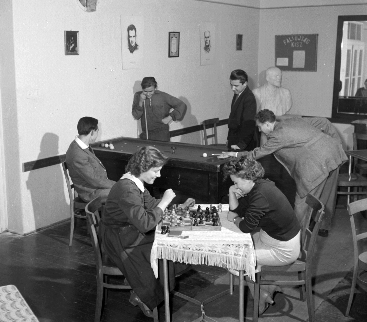 1964, Angyalföldi Helytörténeti Gyűjtemény, free time, fun, youth, chess, women, men, Lenin-portrayal, bust, billiard table, club, Fortepan #41130