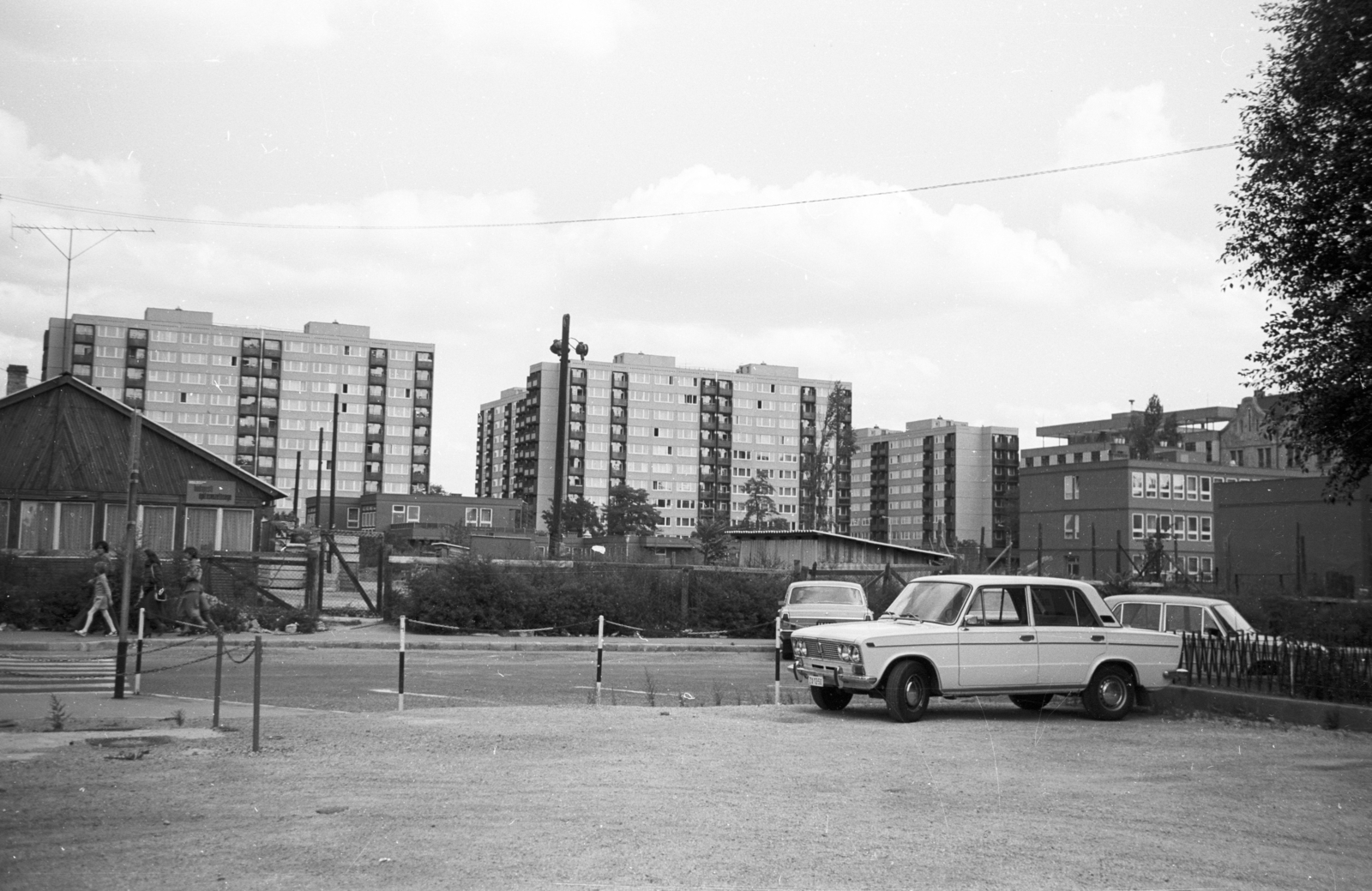 Hungary, Budapest XIII., Kárpát utca - Bessenyei utca sarok, háttérben a Vág utca házai, jobbra a "Kék iskola"., 1981, Angyalföldi Helytörténeti Gyűjtemény, Soviet brand, Lada-brand, automobile, Budapest, Fortepan #41133