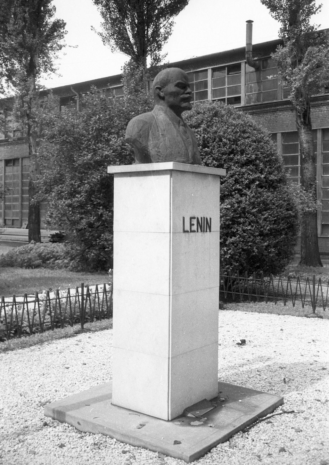 Magyarország, Budapest XIII., a Magyar Hajó- és Darugyár Angyalföldi Gyáregysége. Id. Kalló Viktor 1967. november 3-án felavatott Lenin szobra az Igazgatósági épület előtti parkban., 1981, Angyalföldi Helytörténeti Gyűjtemény, Lenin-ábrázolás, mellszobor, Budapest, Fortepan #41137