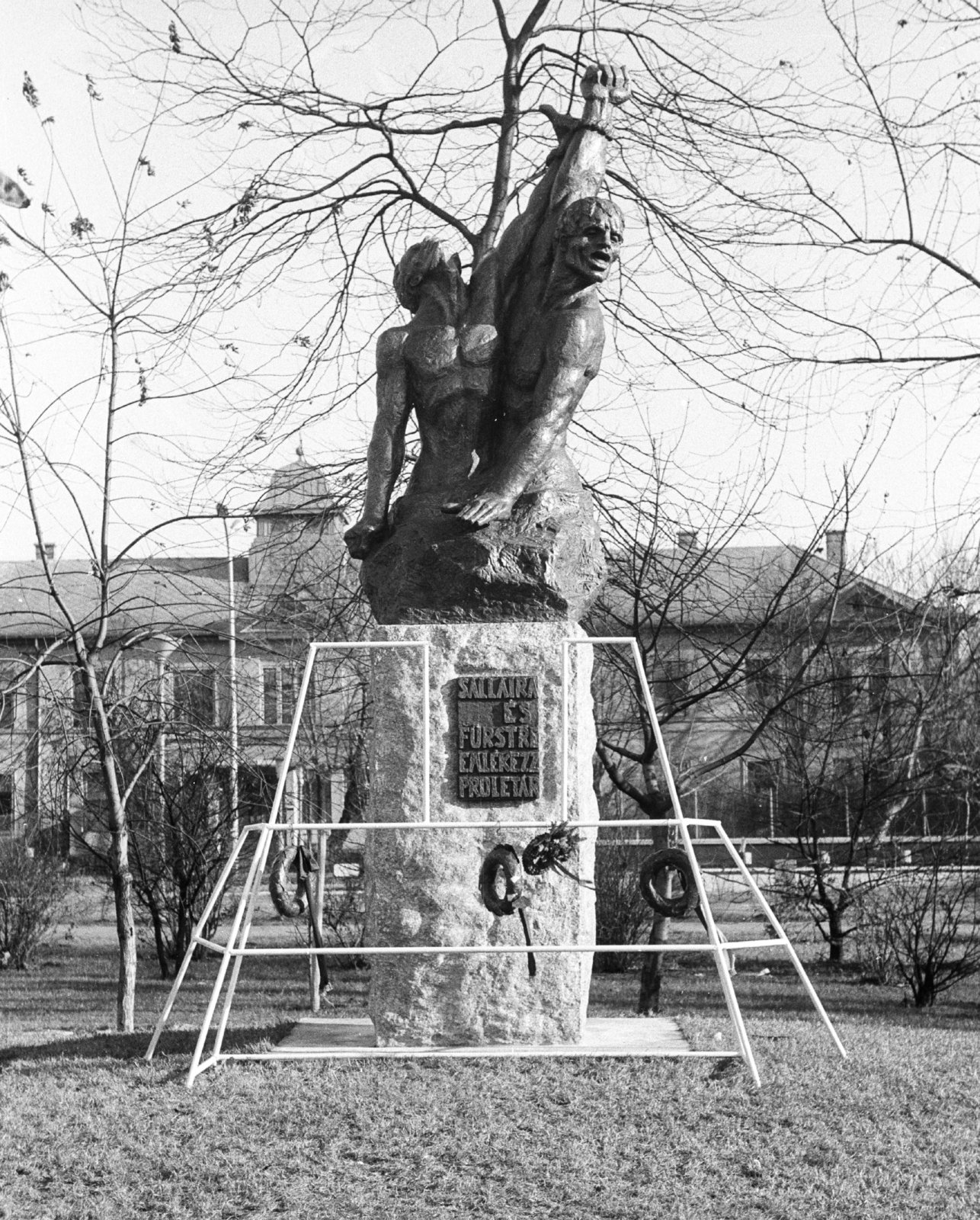 Hungary, Budapest XIII., Park a Váci út és a Gyöngyösi utca találkozásánál, Farkas Aladár: Sallai és Fürst emlékmű., 1981, Angyalföldi Helytörténeti Gyűjtemény, monument, Budapest, Fortepan #41139
