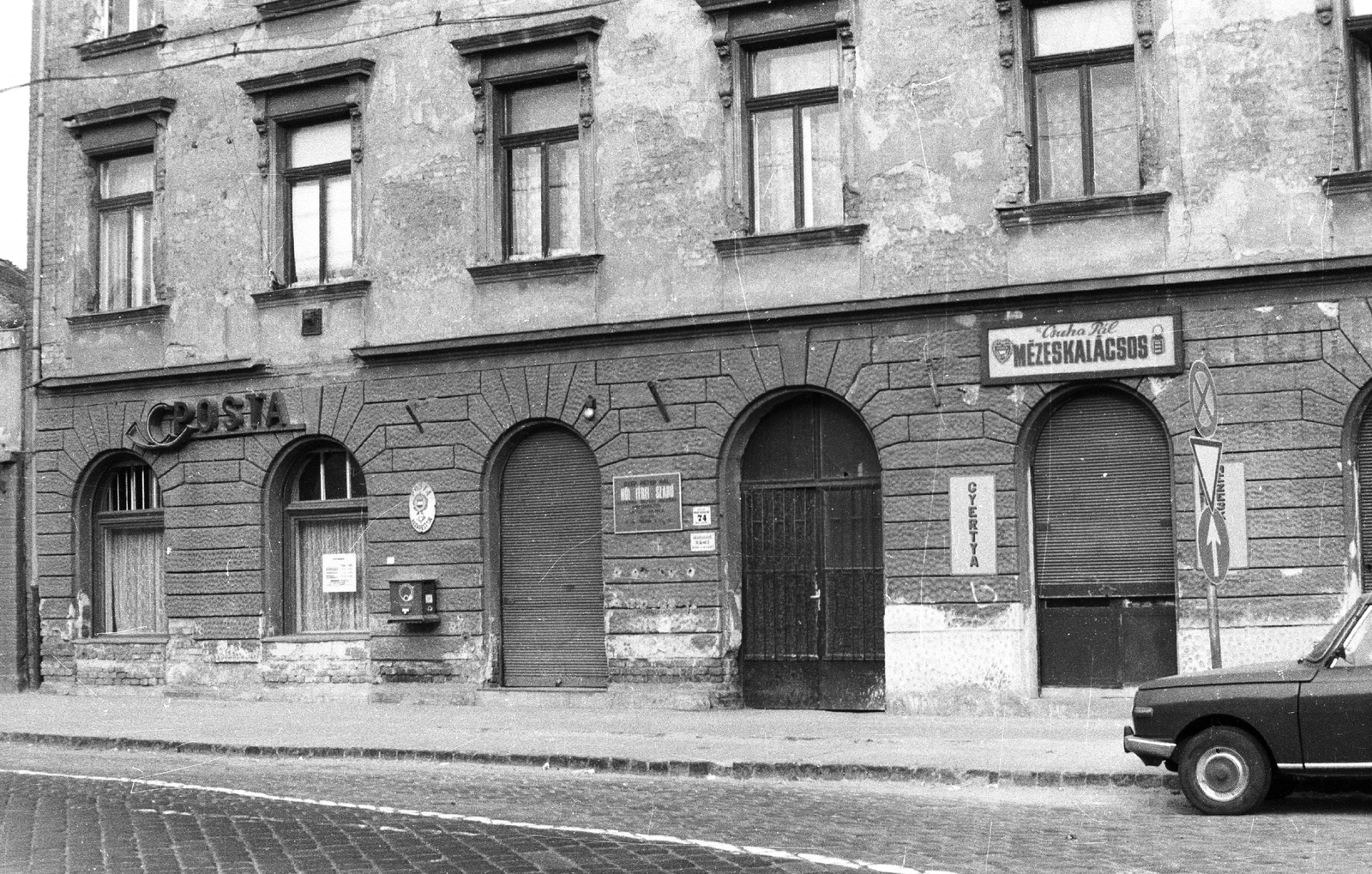 Hungary, Budapest XIII., Róbert Károly körút 74., 1981, Angyalföldi Helytörténeti Gyűjtemény, sign-board, letter box, post, gingerbread, Budapest, Fortepan #41140