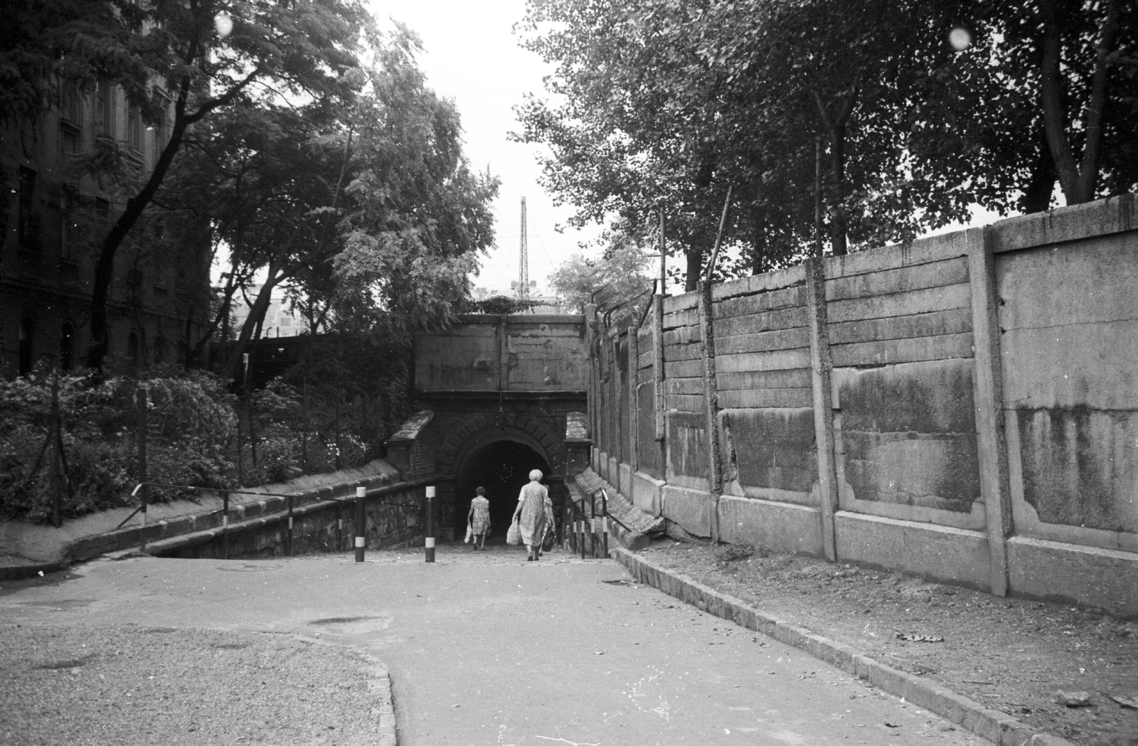 Hungary, Budapest XIII.,Budapest VI., a Nyugati pályaudvar vágányai alatt átvezető, a Bulcsú utcát és Bajza utcát összekötő gyalogos aluljáró., 1980, Angyalföldi Helytörténeti Gyűjtemény, tunnel, Budapest, Fortepan #41141