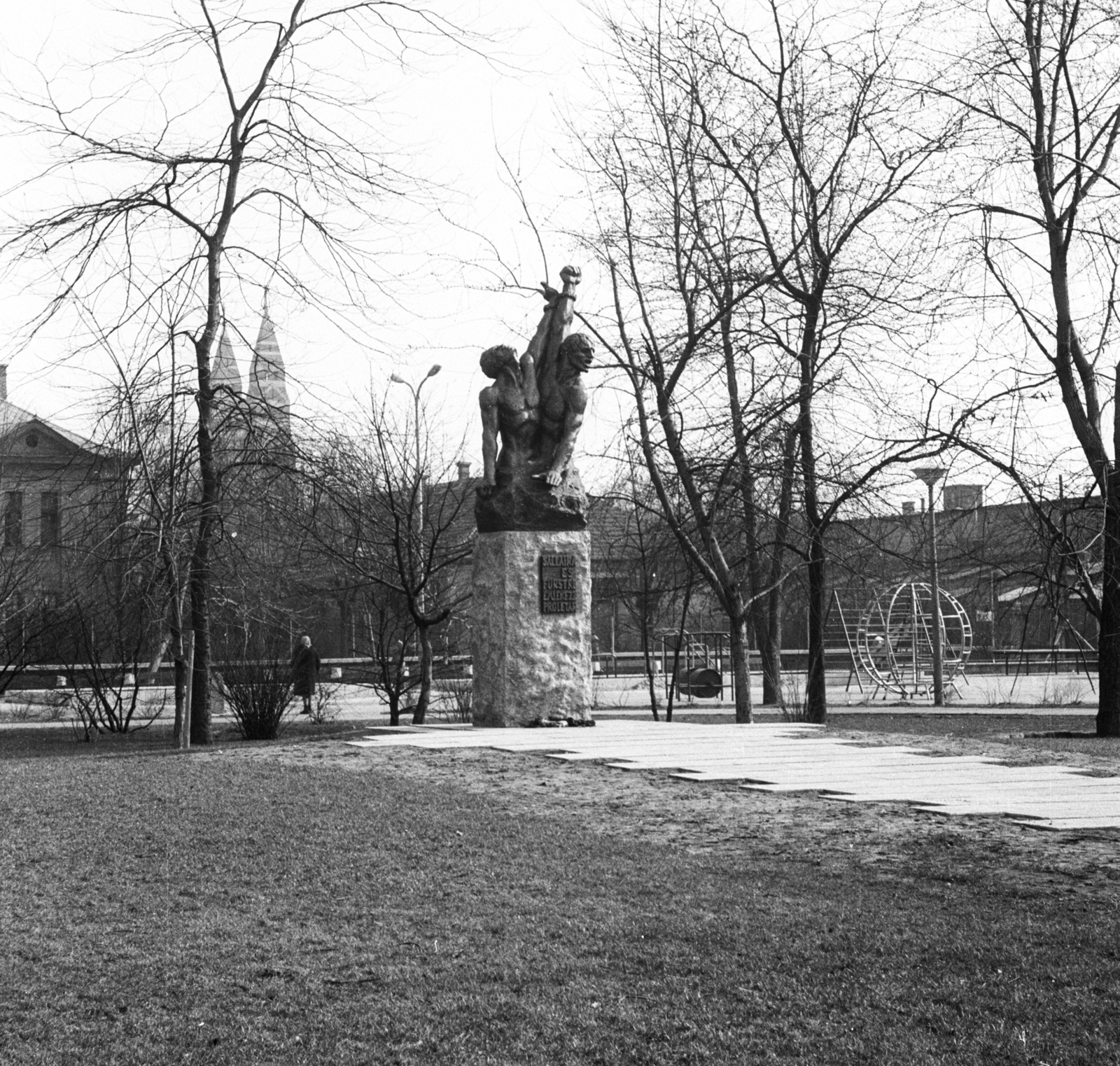 Magyarország, Budapest XIII., Park a Váci út és a Gyöngyösi utca találkozásánál, Farkas Aladár: Sallai és Fürst emlékmű., 1980, Angyalföldi Helytörténeti Gyűjtemény, szobor, emlékmű, Budapest, Fortepan #41146