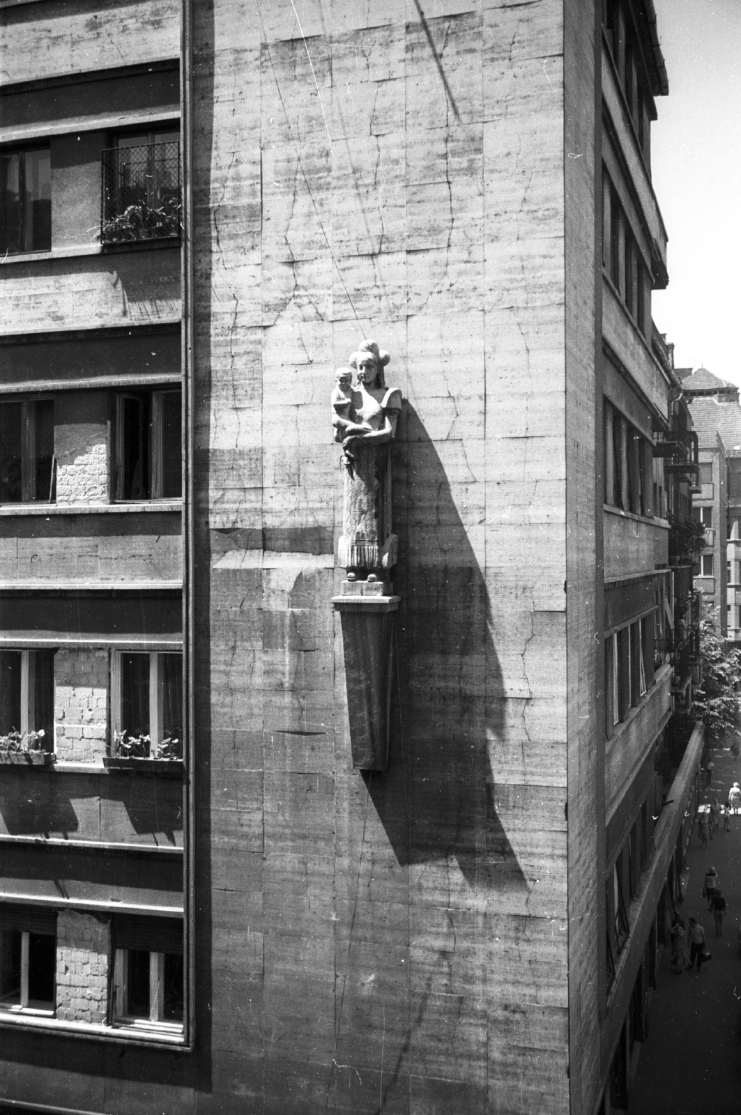 Magyarország, Budapest XIII., Visegrádi utca 38/b, jobbra a Csanády utca. Matyó népviseletes anya gyermekével Sóváry János szobrászművész alkotása (1942)., 1980, Angyalföldi Helytörténeti Gyűjtemény, szobor, Budapest, Fortepan #41151
