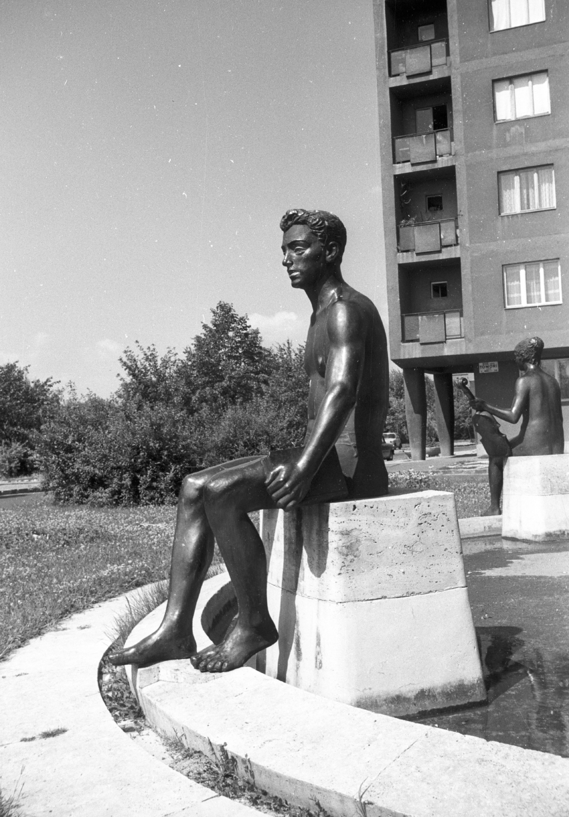 Magyarország, Budapest XIII., Tahi utca, Vedres Márk szobrászművész alkotása a Béke-kút (1961)., 1980, Angyalföldi Helytörténeti Gyűjtemény, szobor, Budapest, Fortepan #41152