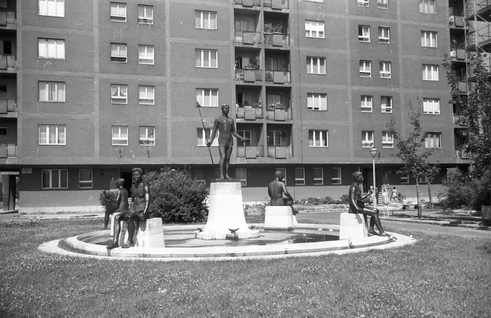 Magyarország, Budapest XIII., Tahi utca, Vedres Márk szobrászművész alkotása a Béke-kút (1961). Háttérben a Tömöri köz 2. számú ház látható., 1980, Angyalföldi Helytörténeti Gyűjtemény, szobor, Budapest, Fortepan #41153