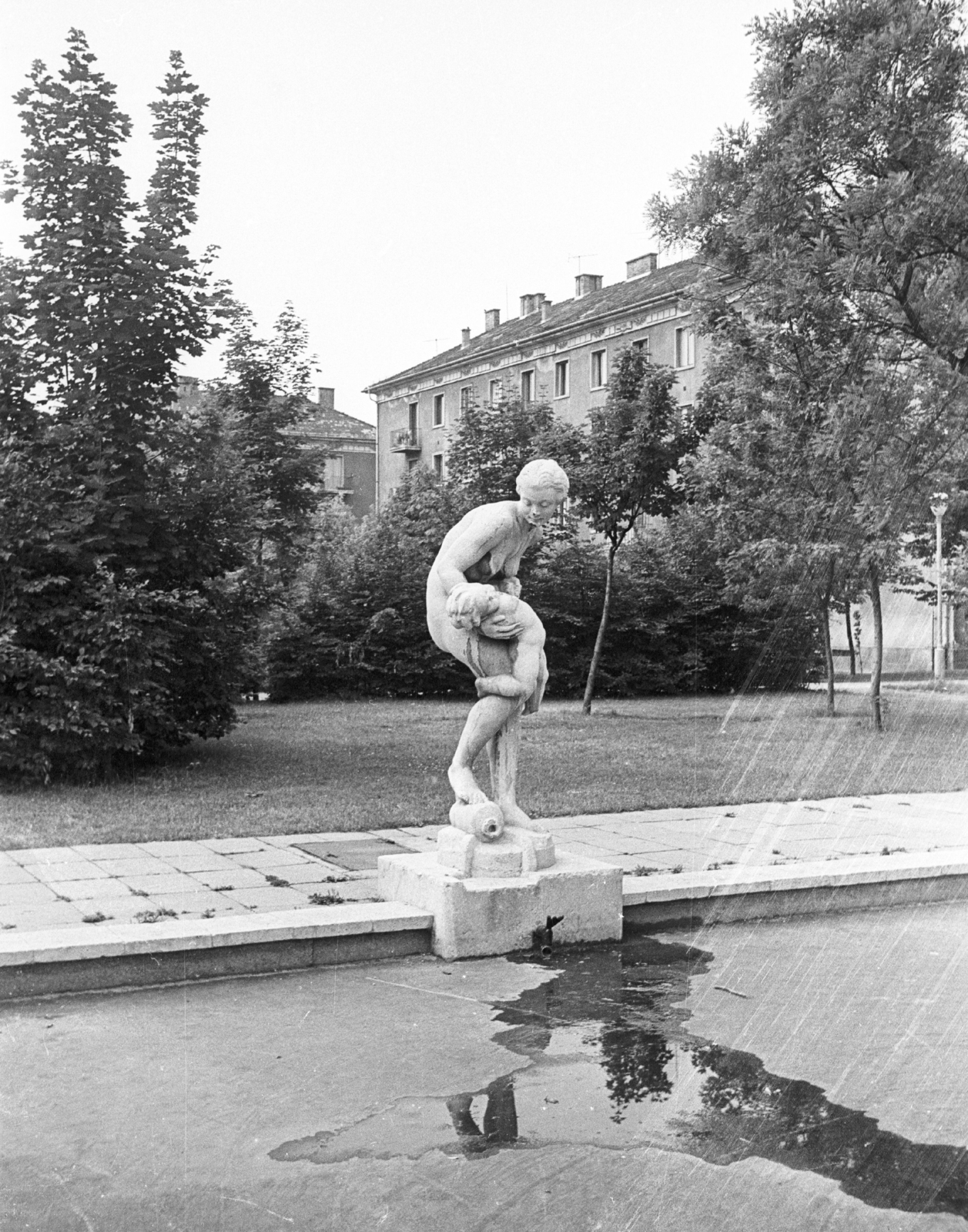 Hungary, Budapest XIII., Fiastyúk (Thälmann) utca, Kisfaludi Strobl Zsigmond: Kis makrancos című szobra., 1975, Angyalföldi Helytörténeti Gyűjtemény, sculpture, Budapest, Fortepan #41160