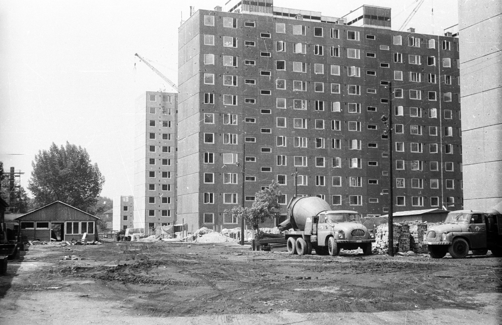 Hungary, Budapest XIII., Lehel utca a Hun utcától a Csángó utca felé nézve., 1972, Angyalföldi Helytörténeti Gyűjtemény, Soviet brand, construction, blocks, commercial vehicle, concrete block of flats, ZIL-brand, Budapest, Fortepan #41172