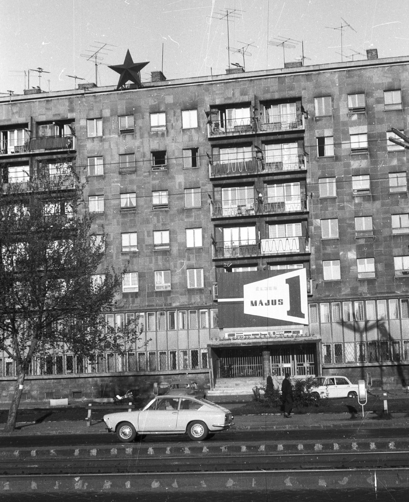 Magyarország, Budapest XIII., Váci út 63., a József Attila színházzal közös épület., 1975, Angyalföldi Helytörténeti Gyűjtemény, színházművészet, Fiat-márka, olasz gyártmány, politikai dekoráció, vörös csillag, automobil, Fiat 850, Budapest, Fiat 850 Coupé, Fortepan #41180