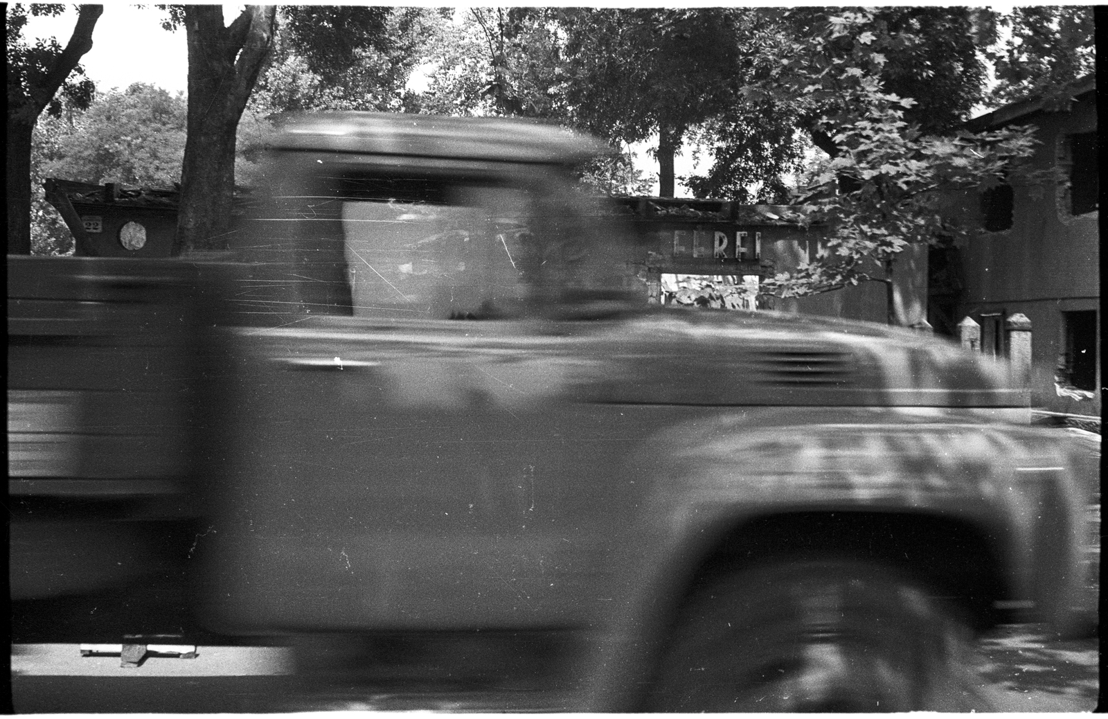 Hungary, Budapest XIII., háttérben a bontás alatt lévő épület a Gyöngyösi utca 22., 1975, Angyalföldi Helytörténeti Gyűjtemény, Soviet brand, commercial vehicle, ZIL-brand, Budapest, Fortepan #41186