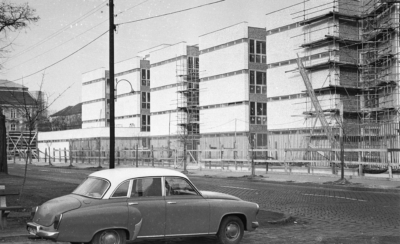 Hungary, Budapest XIII., Róbert Károly körút 44., Magyar Néphadsereg Központi Kórház., 1976, Angyalföldi Helytörténeti Gyűjtemény, German brand, medical institution, construction, Wartburg-brand, automobile, Budapest, Fortepan #41205