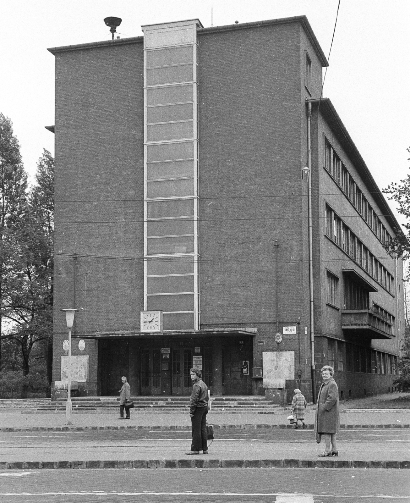 Hungary, Budapest XIII., Béke tér, kerületi tanács (később önkormányzat) épülete, 1976, Angyalföldi Helytörténeti Gyűjtemény, watch, stairs, telephone, crest, building, street name sign, board, Budapest, entrance, Fortepan #41211
