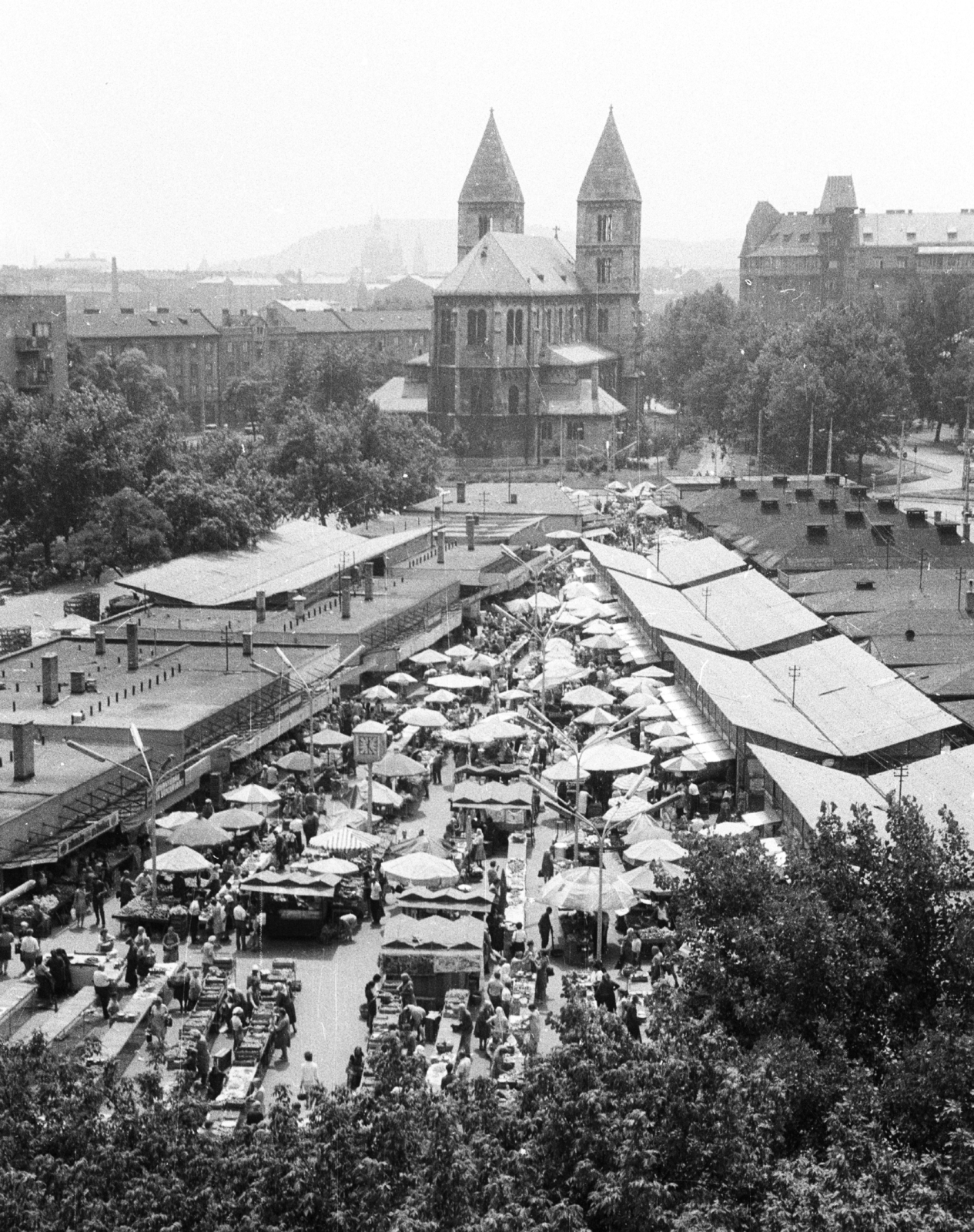 Hungary, Budapest XIII., Lehel (Élmunkás) téri piac., 1976, Angyalföldi Helytörténeti Gyűjtemény, church, market, picture, Catholic Church, romanesque revival architect, Budapest, István Möller-design, Fortepan #41216