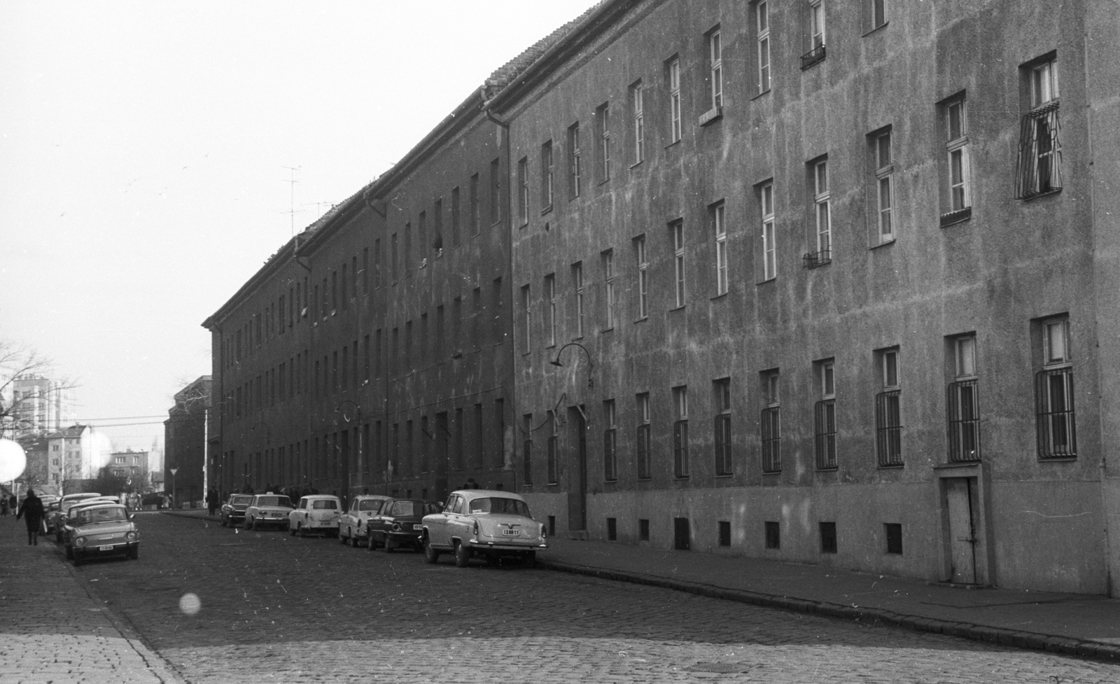 Hungary, Budapest XIII., Zsilip utca, jobbra az un. Tizenháromház munkáskolónia épülete., 1976, Angyalföldi Helytörténeti Gyűjtemény, automobile, Budapest, Fortepan #41217