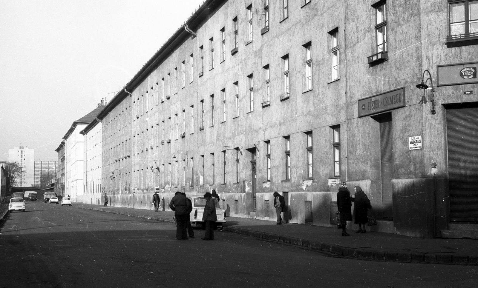 Hungary, Budapest XIII., Visegrádi utca a Süllő utca felől az Árpád híd felé nézve, jobbra az un. Tizenháromház munkáskolónia épülete., 1976, Angyalföldi Helytörténeti Gyűjtemény, board, Budapest, Fortepan #41221