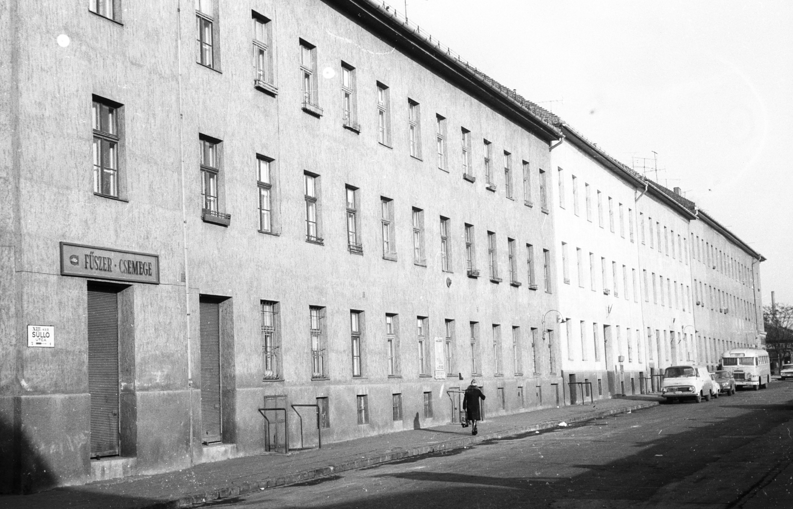 Hungary, Budapest XIII., Süllő utca a Váci út felé nézve, balra az un. Tizenháromház munkáskolónia épülete., 1976, Angyalföldi Helytörténeti Gyűjtemény, bus, minivan, board, Budapest, TAZ-brand, Fortepan #41225