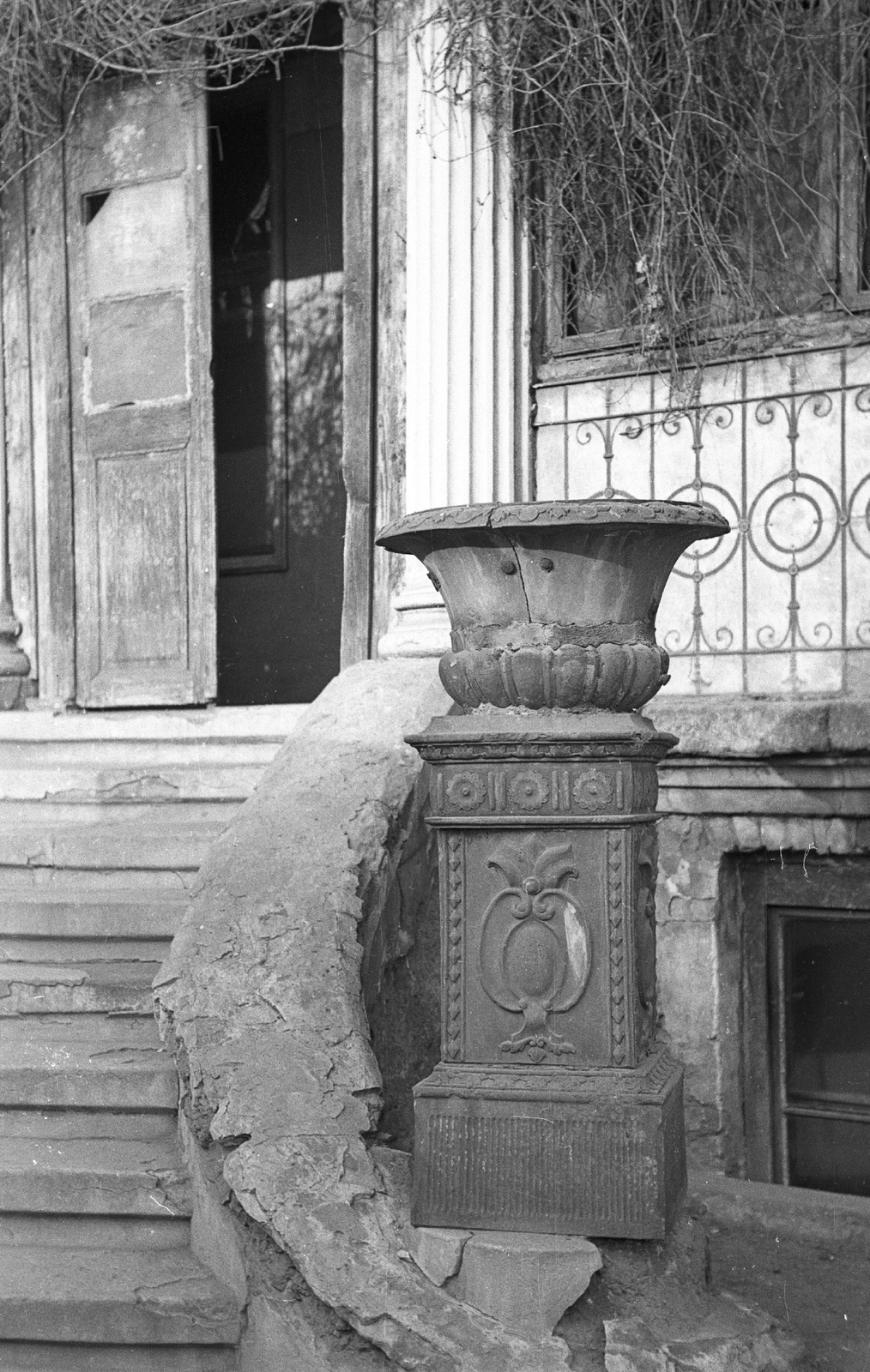 Hungary, Budapest XIII., Újpalotai út - Berettyó utca - Szekszárdi utca határolta terület, Tarnai major., 1976, Angyalföldi Helytörténeti Gyűjtemény, stairs, architectural ornament, Budapest, Fortepan #41232