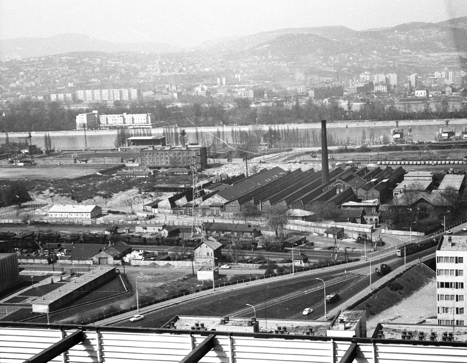 Hungary, Budapest XIII., Árpád híd pesti hídfő, kilátás a SZOT (később Nyugdíjfolyósító) irodaházából. Előtérben a Vizafogó városrész a Margitsziget és a budai oldal felé nézve., 1972, Angyalföldi Helytörténeti Gyűjtemény, steam locomotive, railway, tram, picture, Budapest, Fortepan #41241